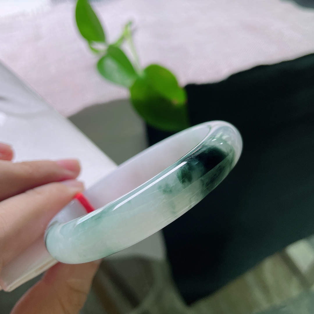 56.9/12/7.7，飘花正圈，有裂，玉底藏墨韵，翠影自横斜。一缕飘花漫绕镯身，山水入腕，自带清雅东方意境。ss56422a