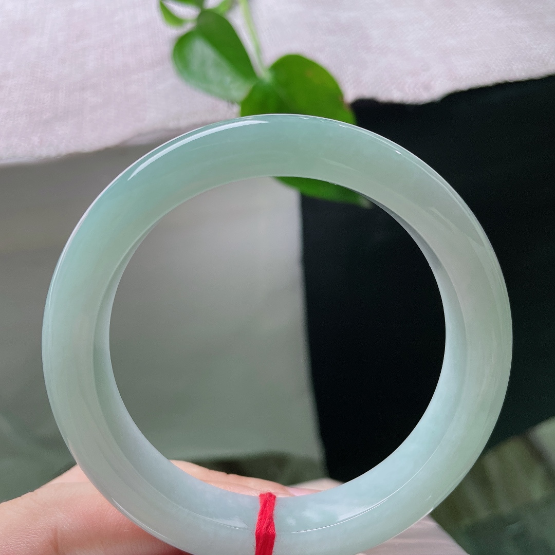 绿底正圈，无裂，素圈款式寓意平安圆满，自留佩戴舒心，送礼体面有档次。ss56397a