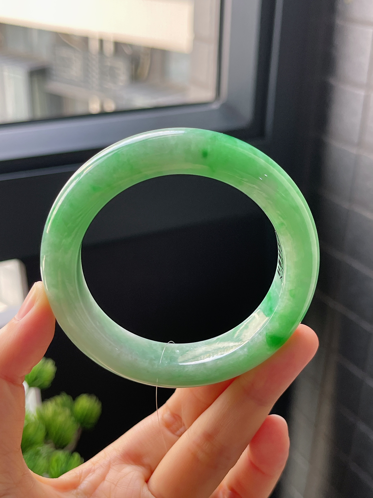 正圈54.2圈口，翡翠糯化种飘绿手镯