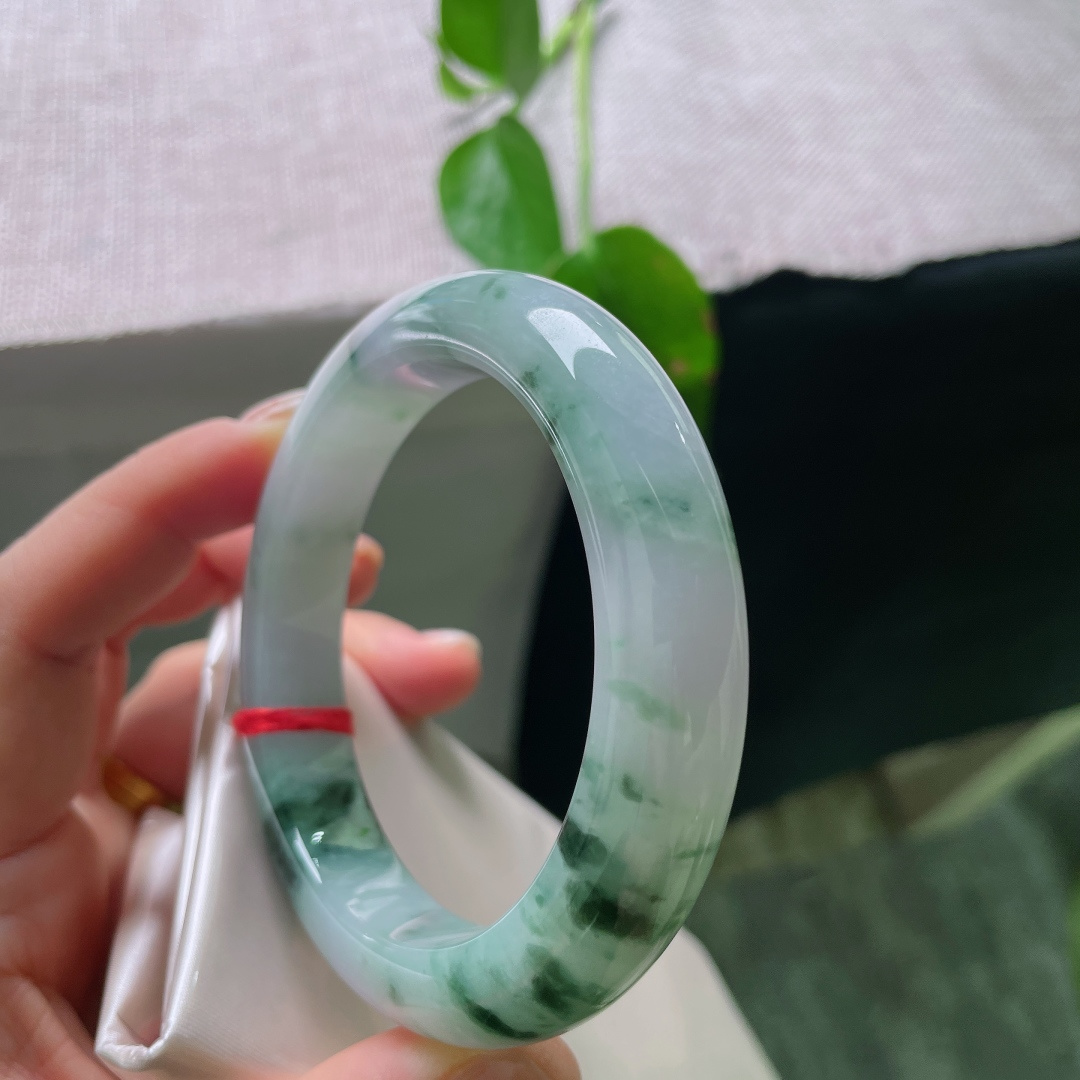 58.6/12.8/10.3，飘花正圈，一点皮纹，蓝绿飘花浓淡相间，错落分布在镯身，花色灵动飘逸，浑然天成。ss56430a