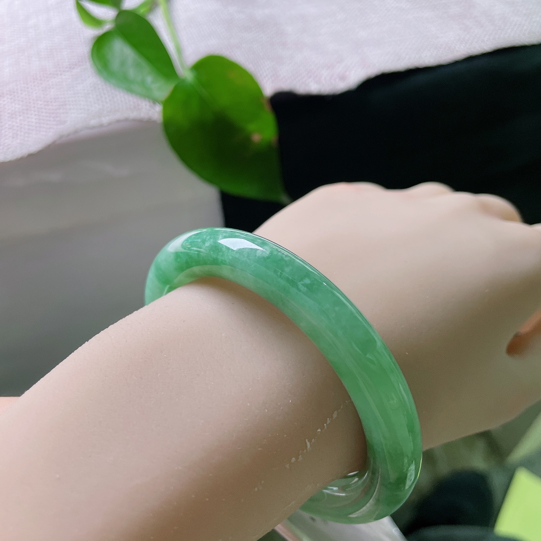 54.7/9.7，满绿正圈，无裂，一镯凝碧色，绿意绕清环。满圈翠韵温润流淌，腕间常驻满目春光。ss55965a