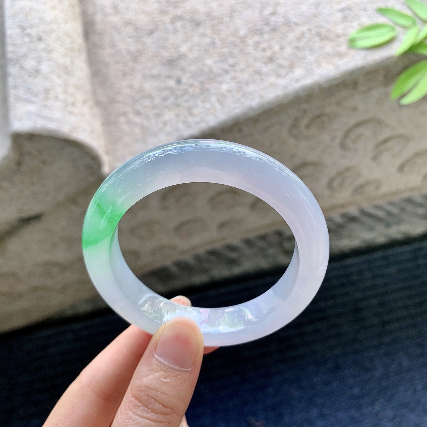 正圈 52 53，圈口53.8/12.3/9，编码G19072303，描述：冰糯春彩，水润，种老，细腻，打灯有纹线