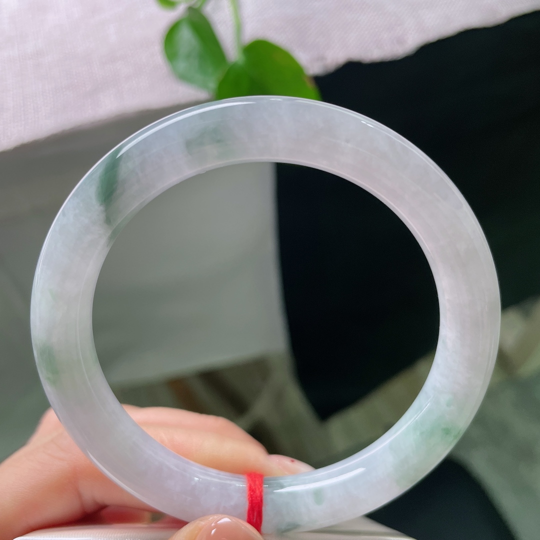 58.8/10.3，圆条，美玉凝烟紫，柔光绕腕柔，不浓不烈，尽是东方含蓄温婉，一点皮纹，ss5642
