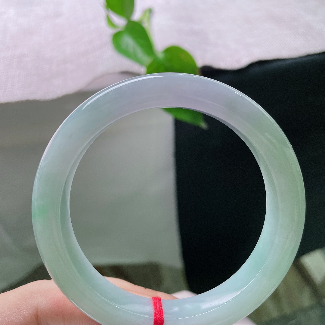59.8/12.3/9.3，春彩正圈，无裂，糯冰种春彩正装手镯，一半淡雅紫色，一半清新晴绿，双色自然过渡相融。ss56396a