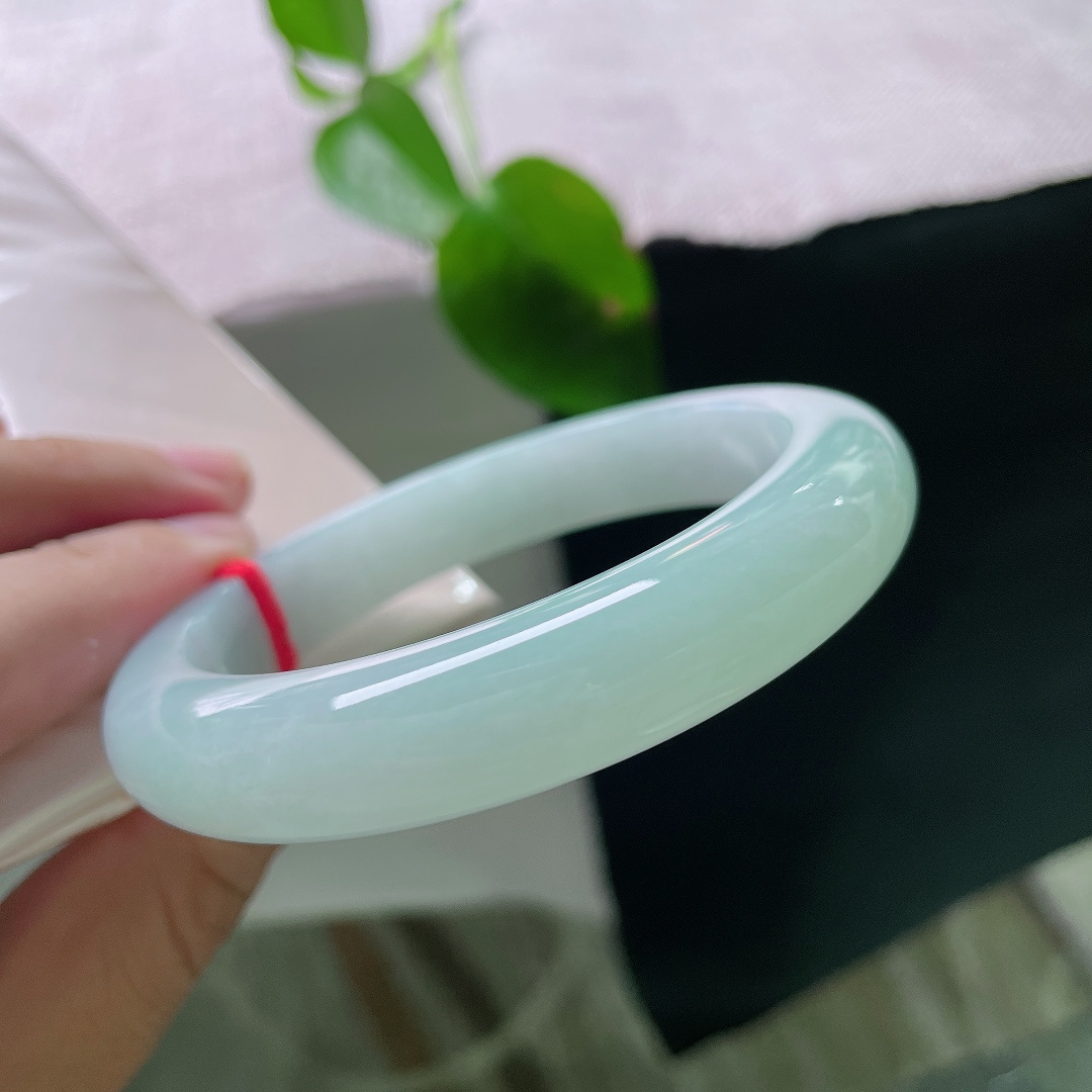 绿底正圈，无裂，素圈款式寓意平安圆满，自留佩戴舒心，送礼体面有档次。ss56397a