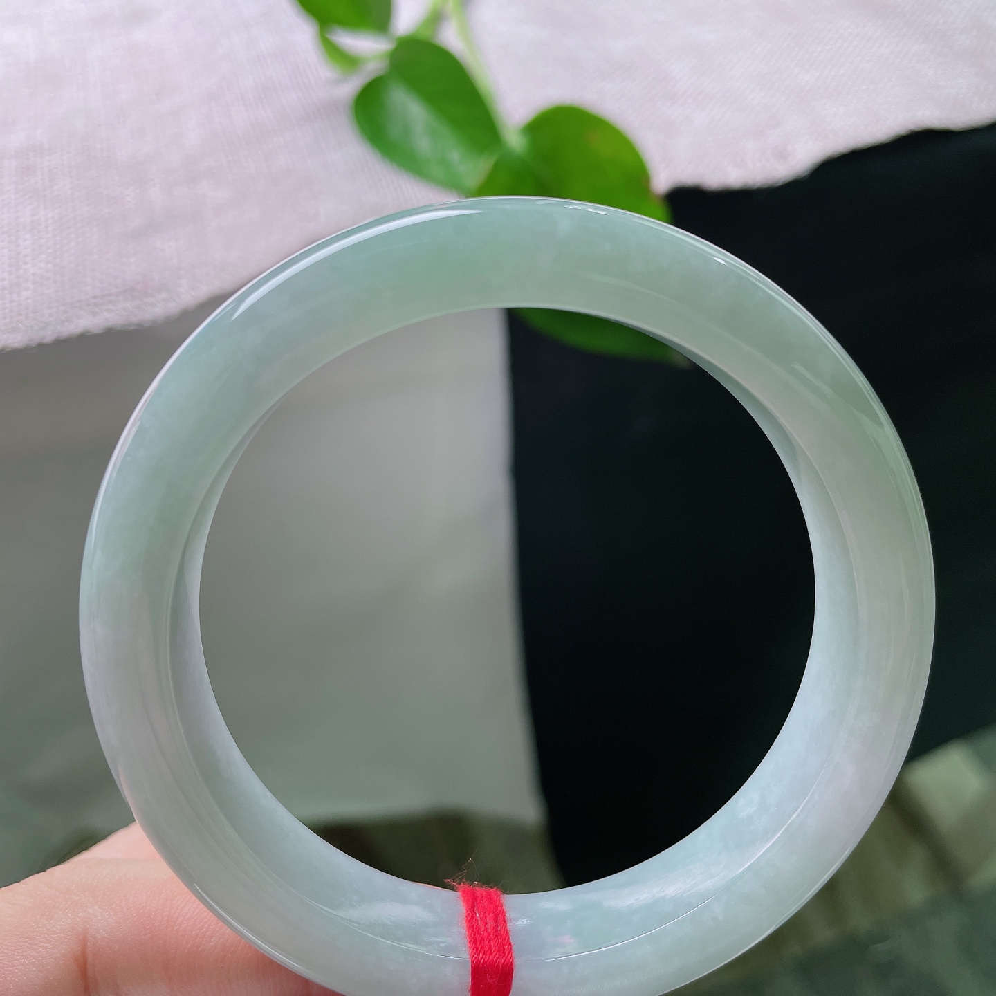 59.2/12/9.1，蓝底正圈，自带氛围感的绿底翡翠镯，底色柔和不艳俗，低调藏不住的灵气，无裂，s