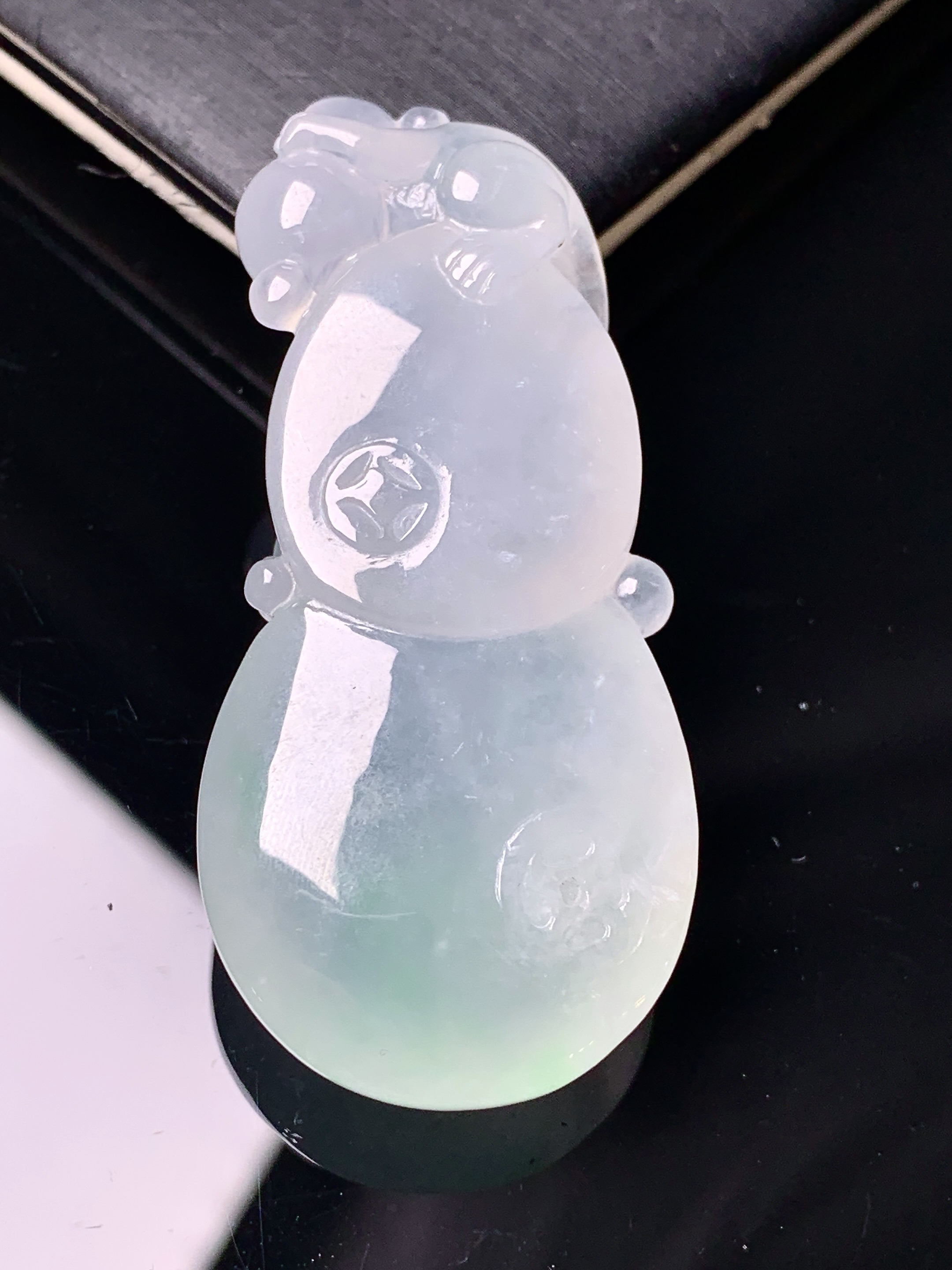 冰种葫芦吊坠 玉质细腻 色泽艳丽清新 水润亮眼 整体尺寸50.3*22.6*11.2 f4