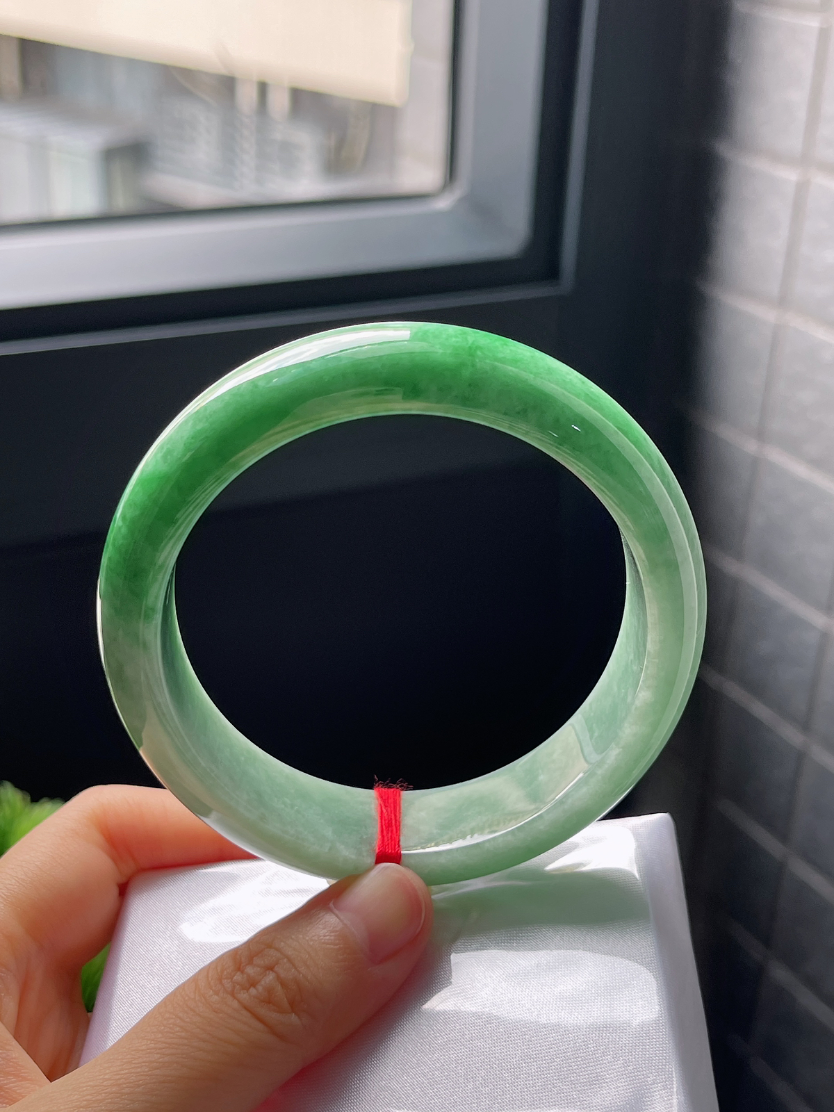 圈口60.5，糯化种飘绿翡翠宽版手镯
