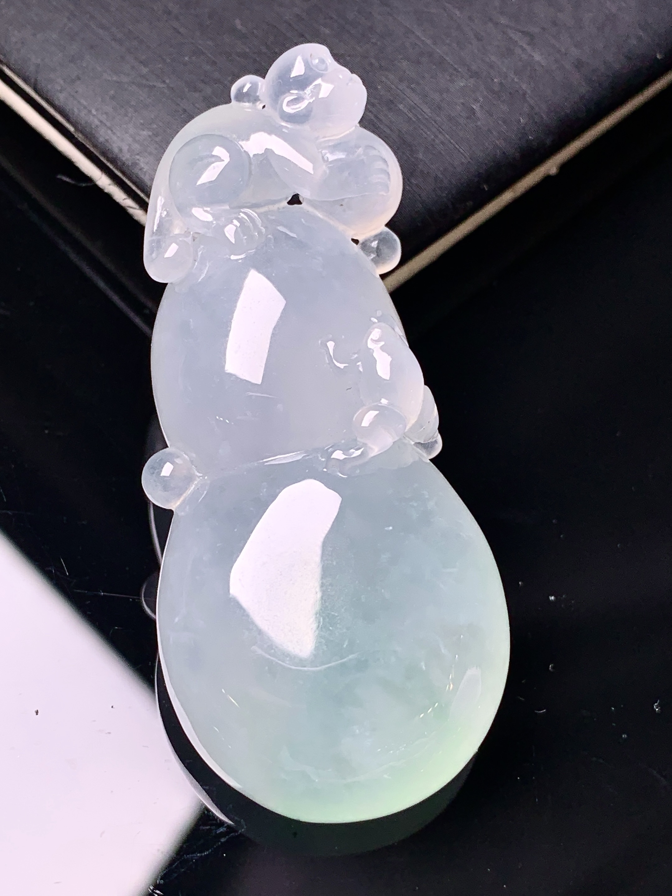 冰种葫芦吊坠 玉质细腻 色泽艳丽清新 水润亮眼 整体尺寸50.3*22.6*11.2 f4