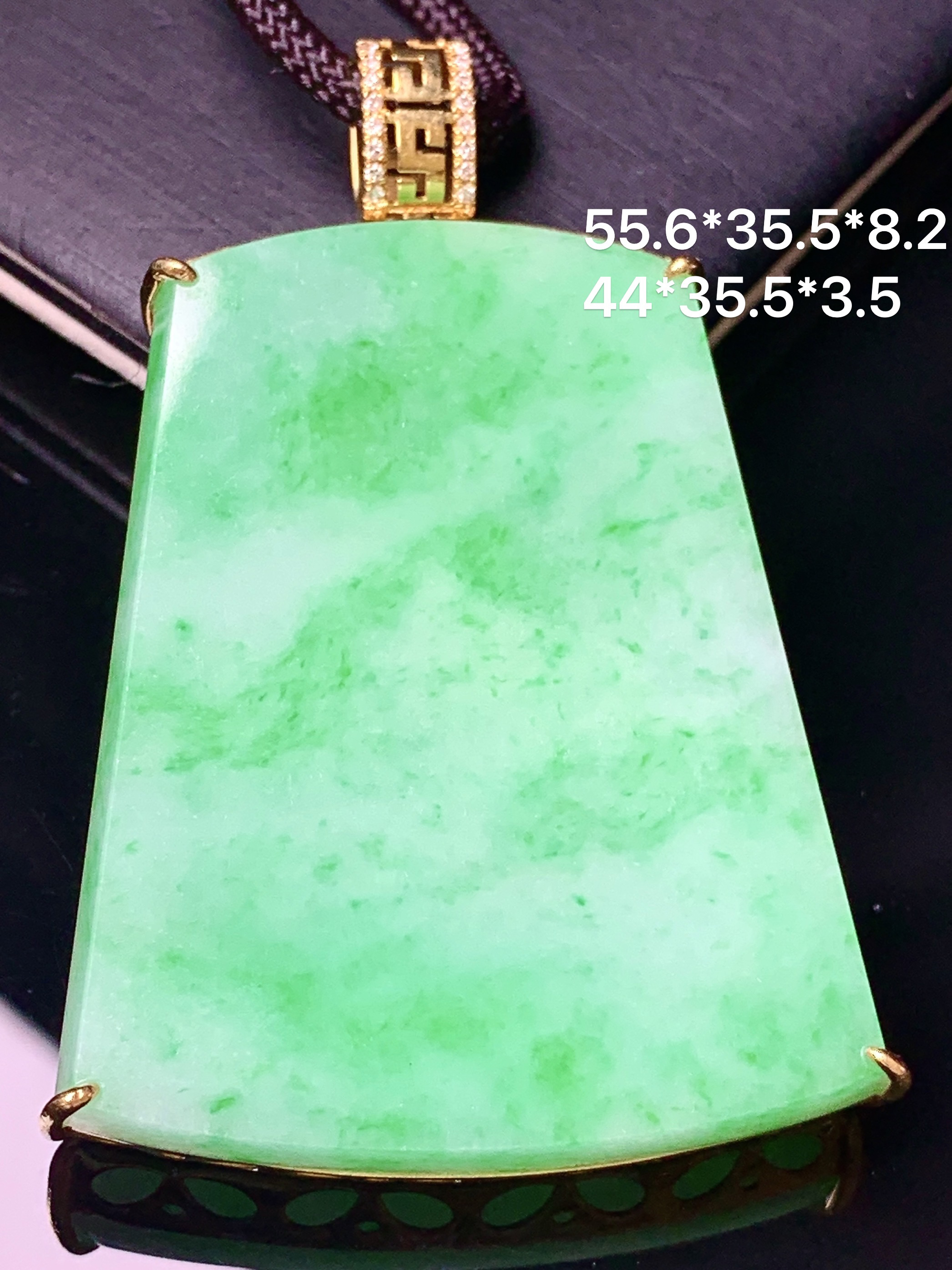 18k金钻镶嵌阳绿无事牌吊坠 玉质细腻 色泽艳丽清新 水润亮眼 整体尺寸55.6*35.5*8.2 f4