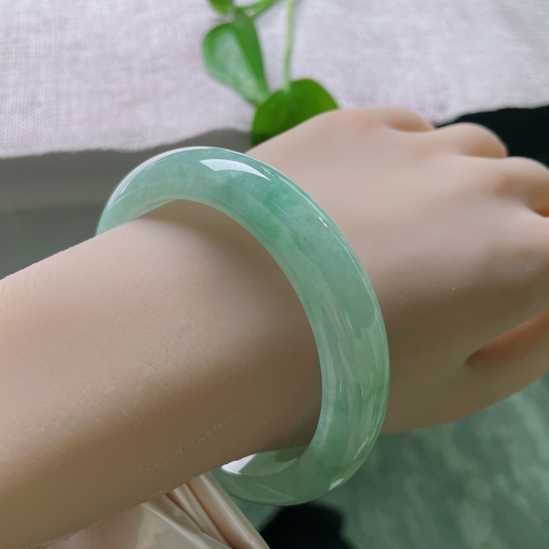 57.7/13.1/9.0，绿底正圈，晶体，气质娴静优雅，少女佩戴温柔恬静，成熟女性佩戴端庄从容。ss ss56343a