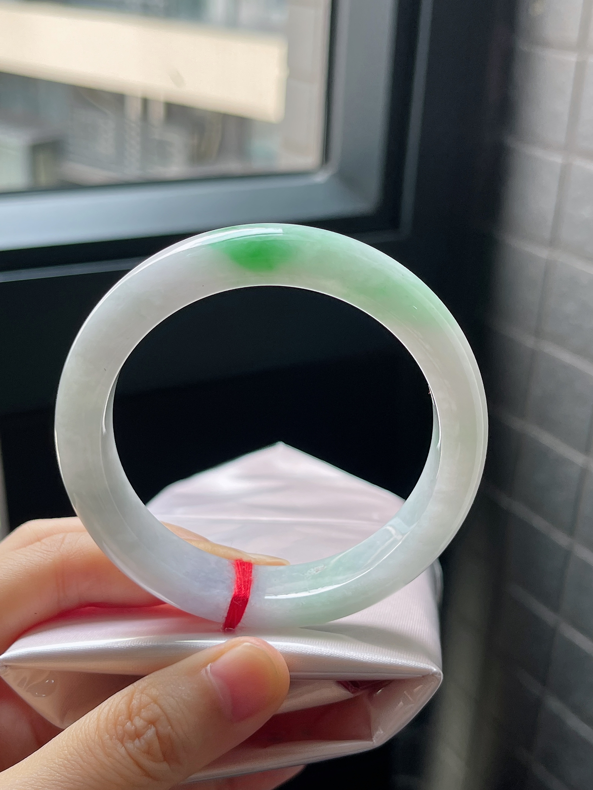 圈口56，糯化种春带彩飘阳绿翡翠正圈手镯