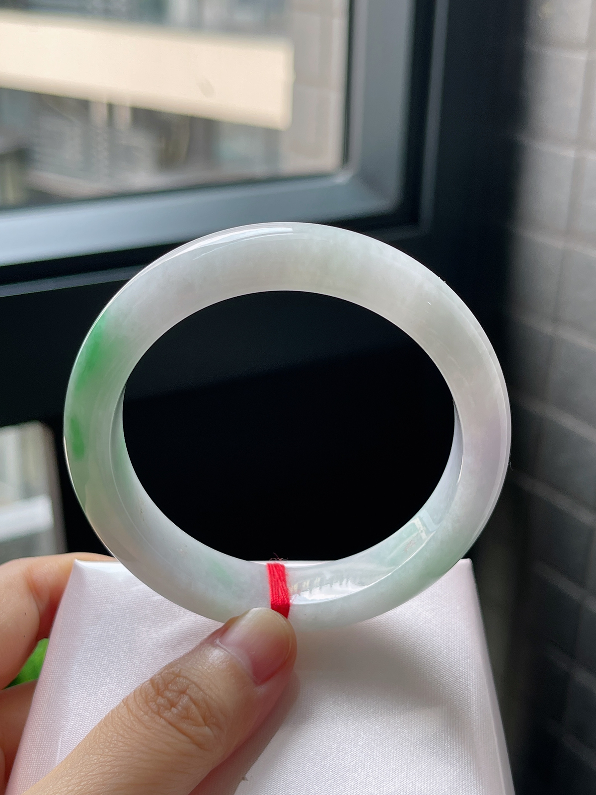 圈口56，糯化种春带彩飘阳绿翡翠正圈手镯