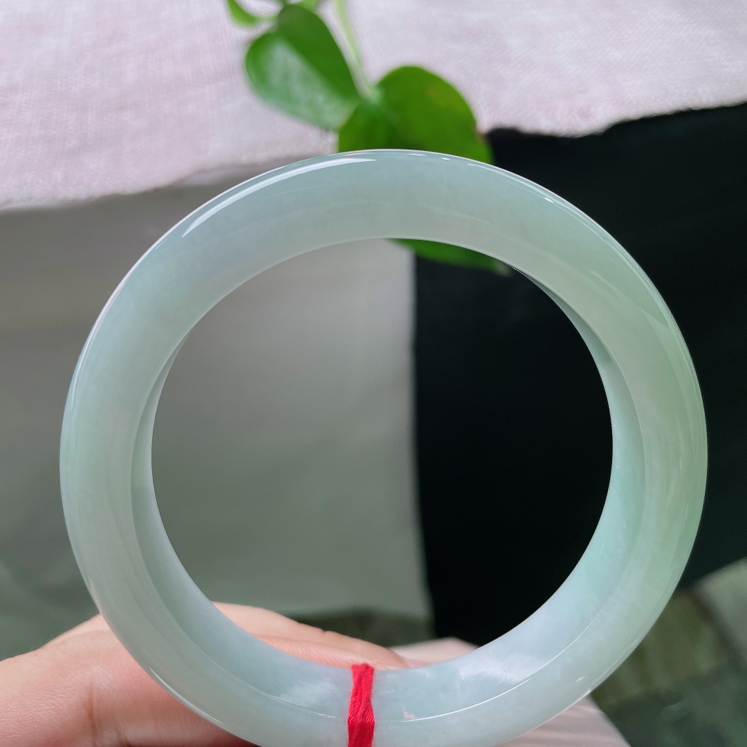 绿底正圈，无裂，素圈款式寓意平安圆满，自留佩戴舒心，送礼体面有档次。ss56397a