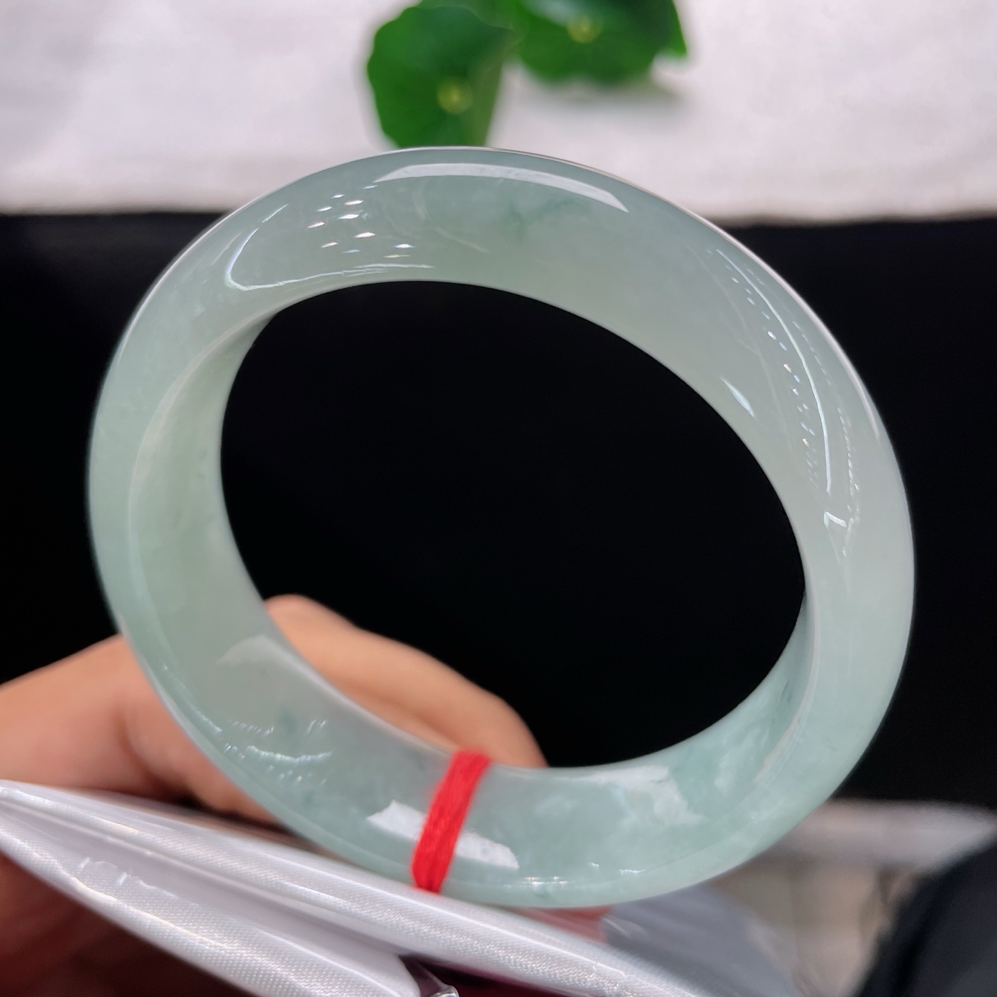 圈口55.2/16/8.0，宽版轮胎冰飘花正圈，55/54可戴，取山涧一汪清泉凝玉成镯，冰肌莹澈，无裂