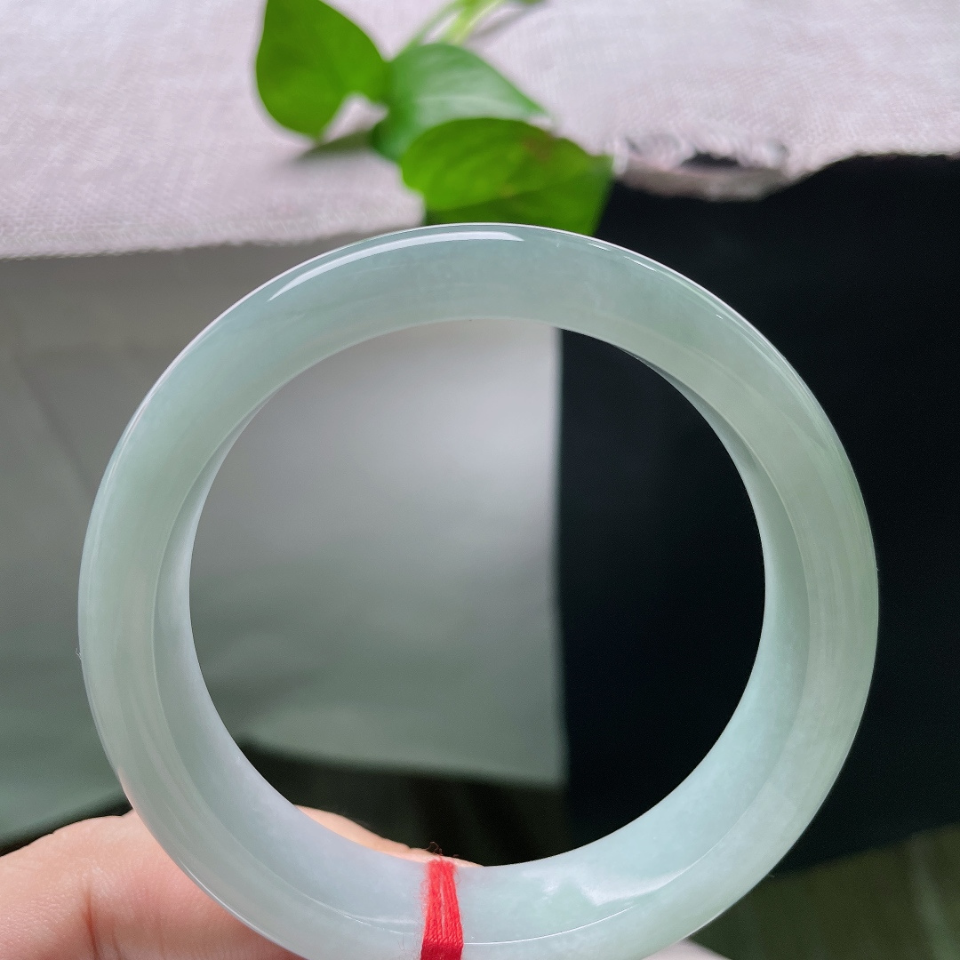 58.8/14/8.1，绿底正圈，皮纹，柔和淡青底色水光满满，触感顺滑贴腕，佩戴清爽舒适，简约秀气不挑穿搭。ss55701a