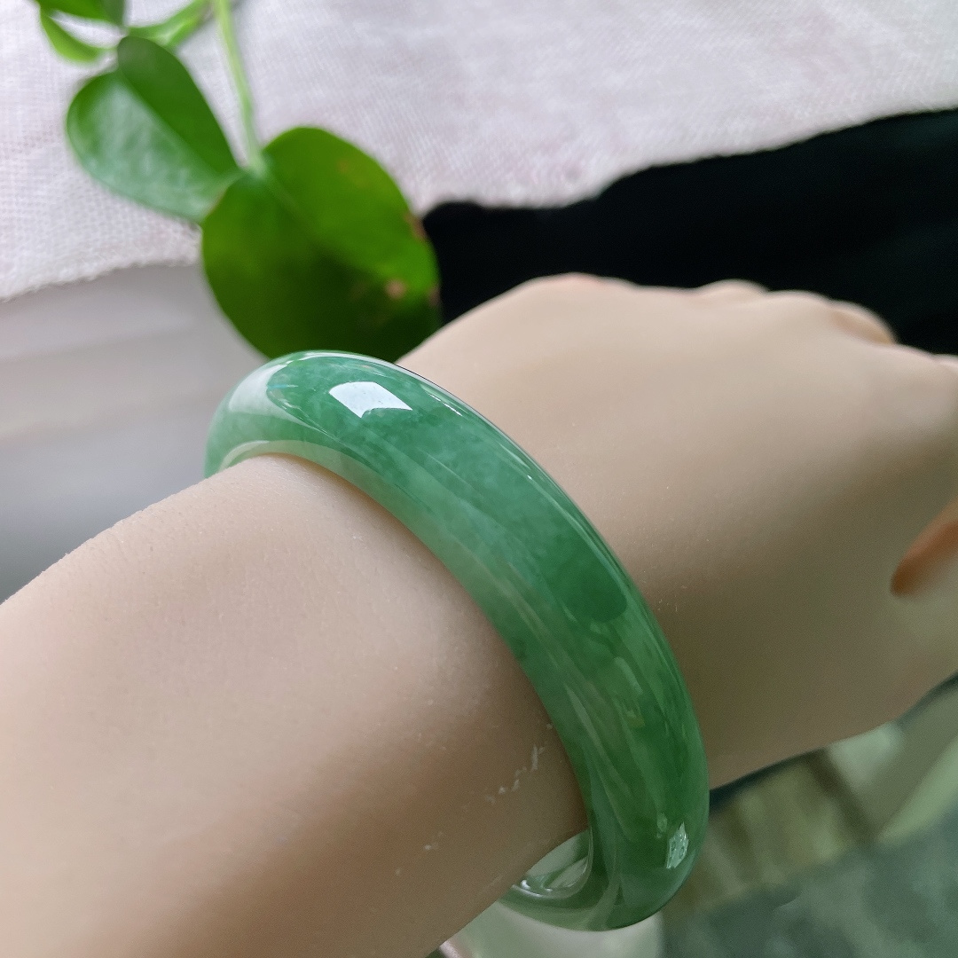56.2/12.6/8.1，绿底正圈，一点皮纹，色系端庄沉稳，年轻佩戴温婉，长辈佩戴大气，实用性很高。ss56359a