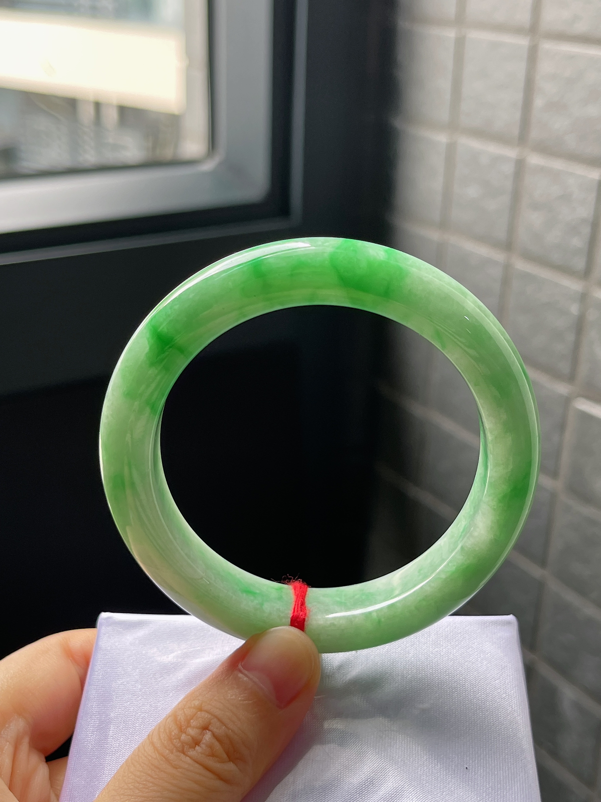 圈口54，糯化种飘花飘绿翡翠正圈手镯