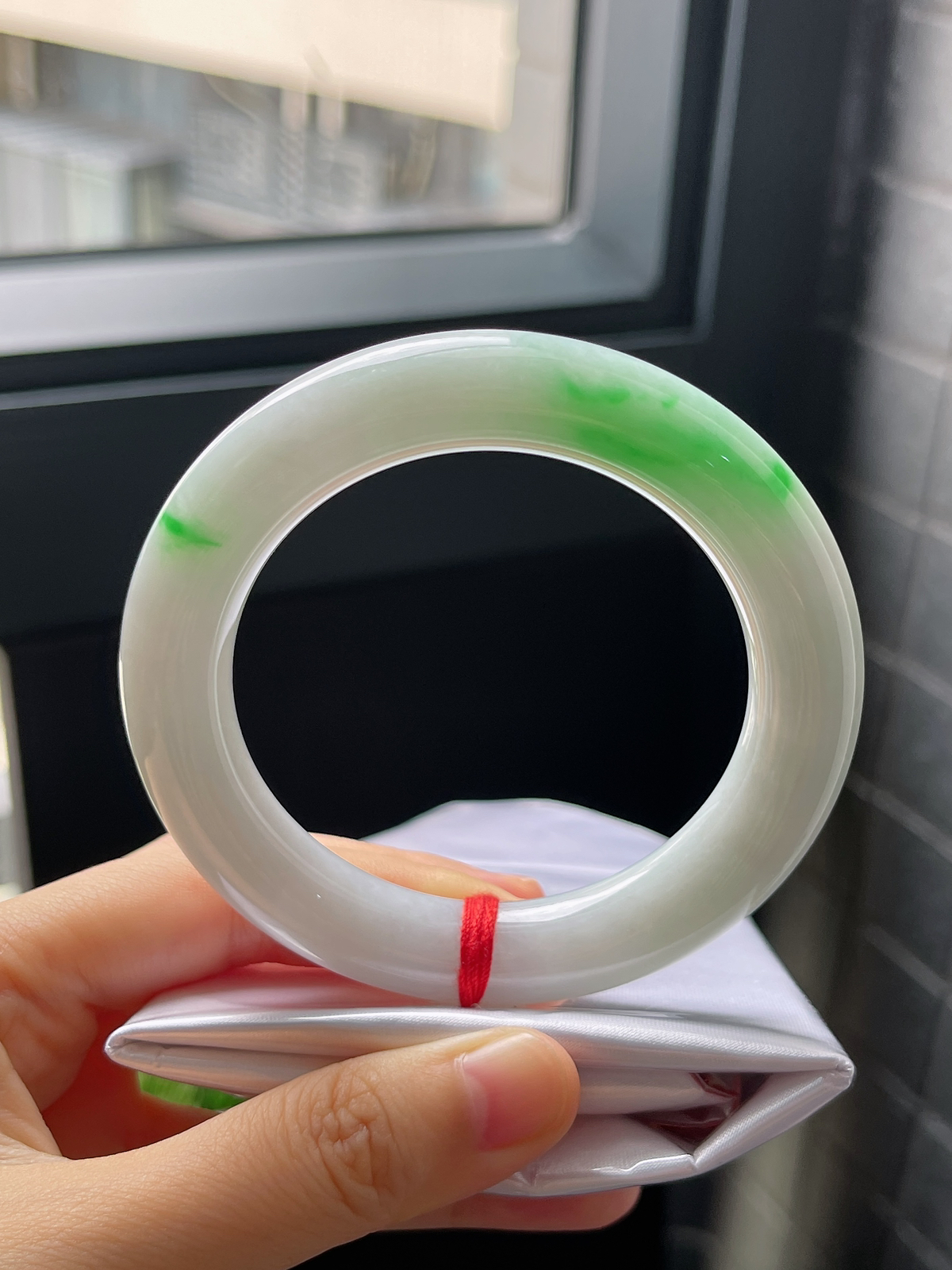 圈口56.2，糯化种飘花阳绿翡翠圆条手镯