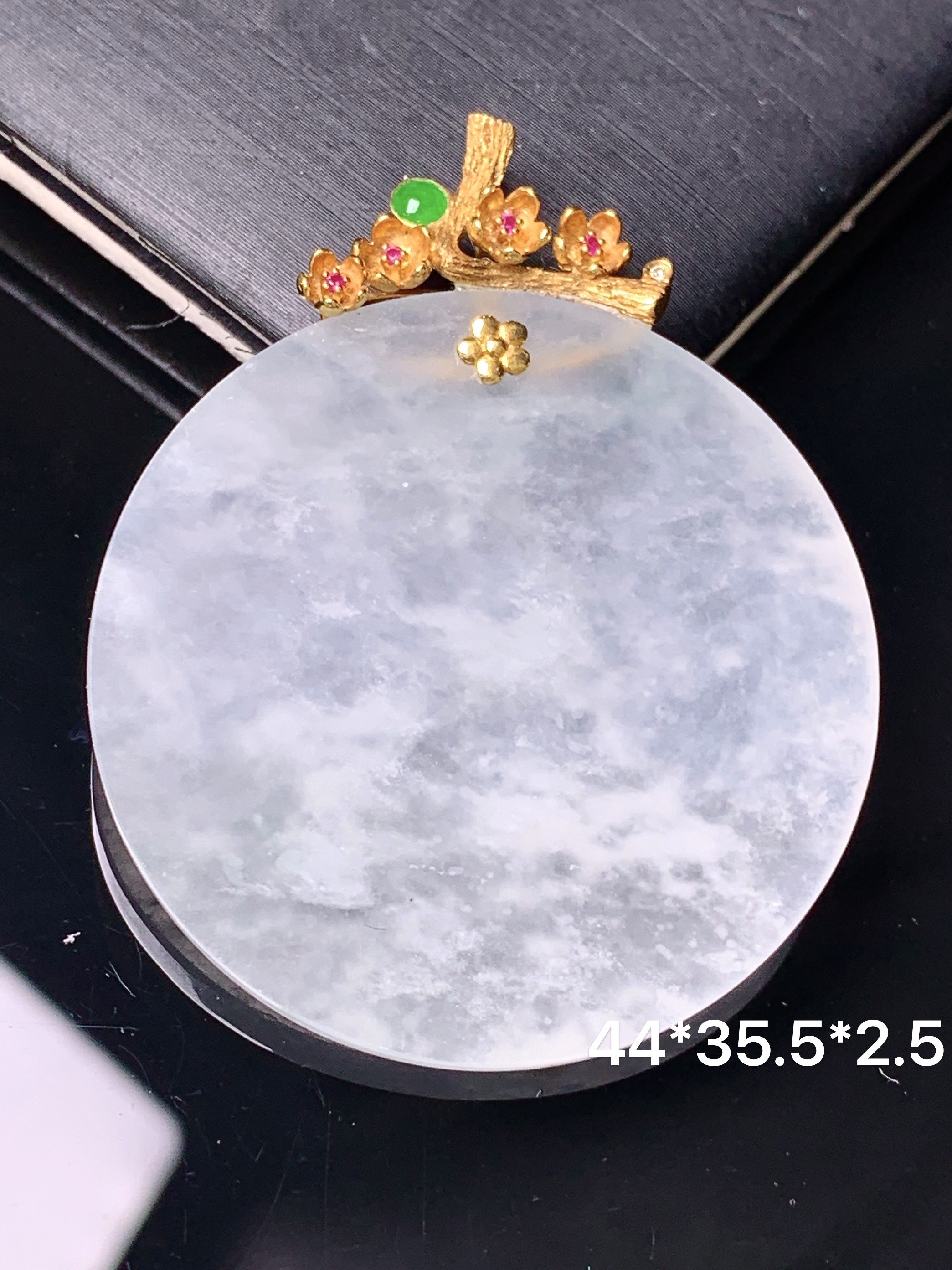 18k金镶嵌冰种雪花棉圆牌吊坠 玉质细腻 色泽艳丽清新 水润亮眼 整体尺寸44*35.5*2.5 a3