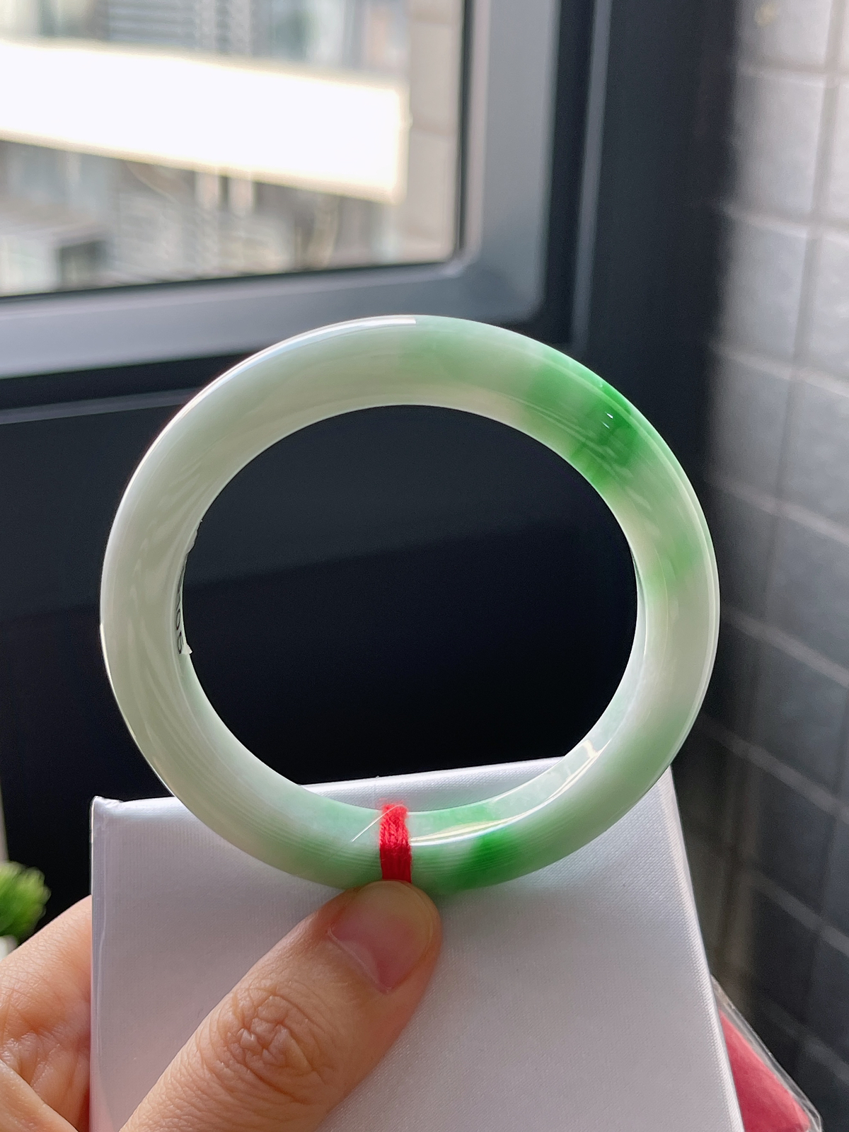 正圈54圈口，翡翠糯化种飘绿手镯