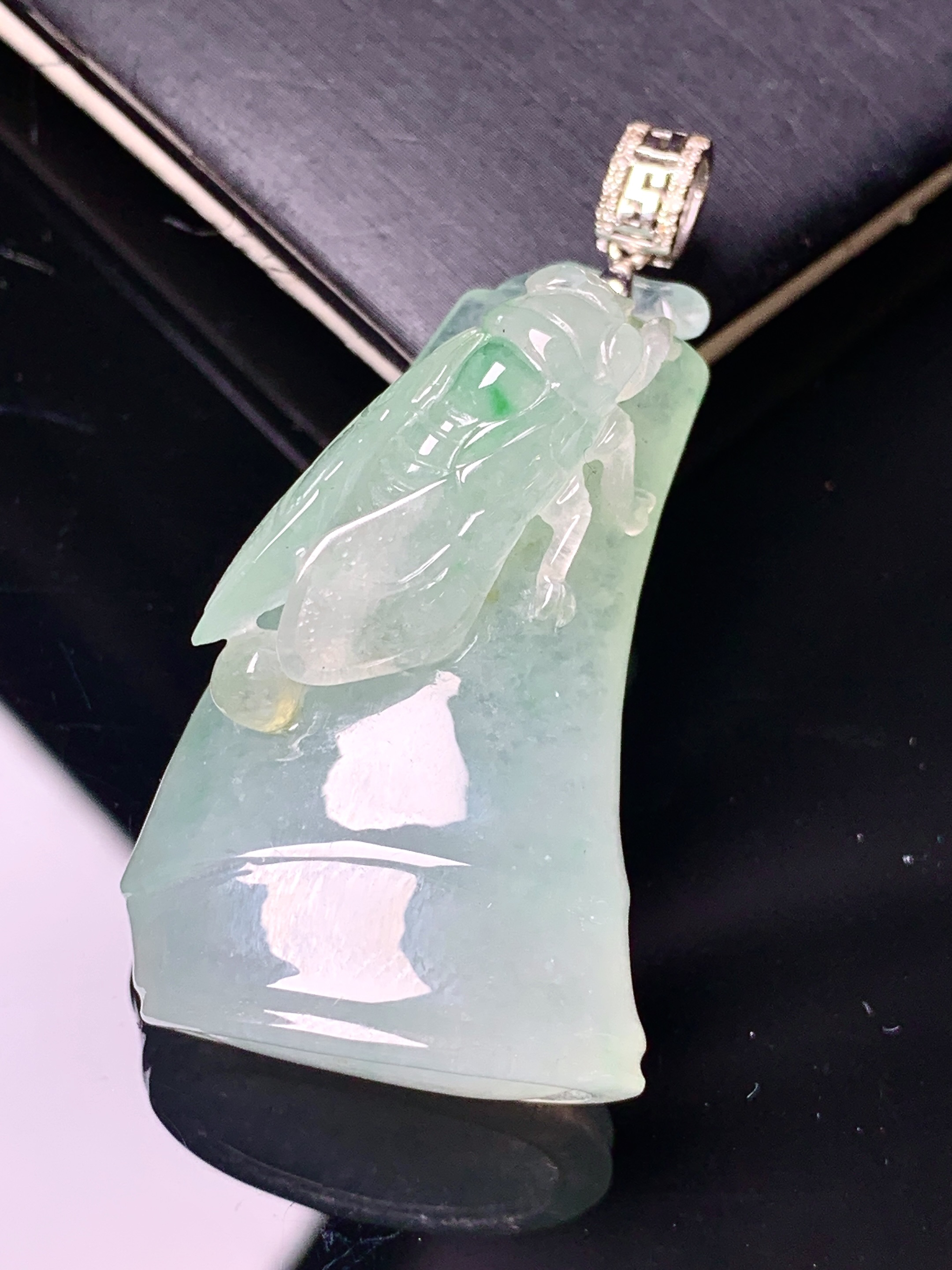 18k金镶嵌飘绿竹节吊坠 玉质细腻 色泽艳丽清新 水润亮眼 整体尺寸47*22.8*13.3 f4