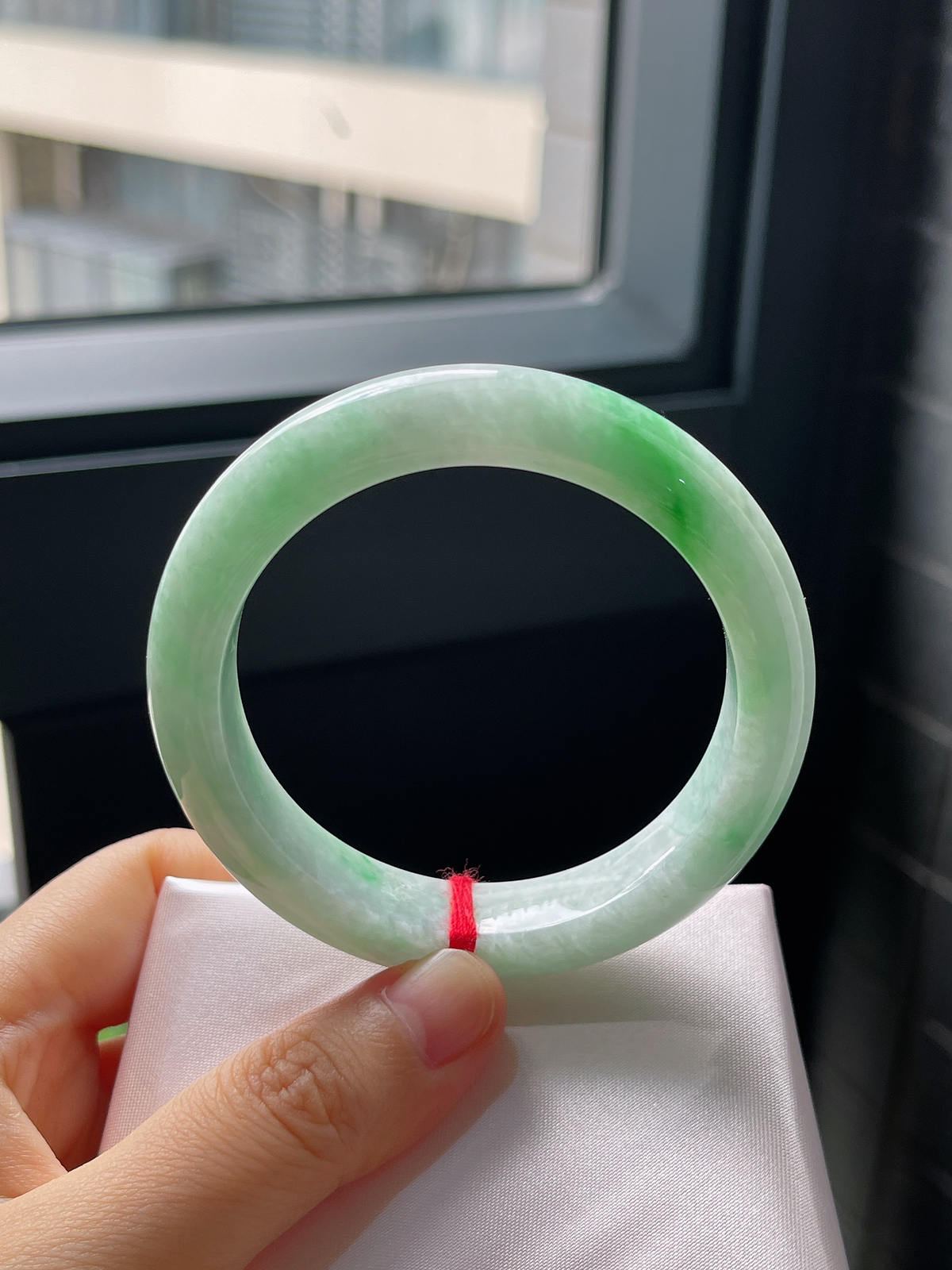 圈口53.5，糯化种飘花阳绿翡翠正圈手镯