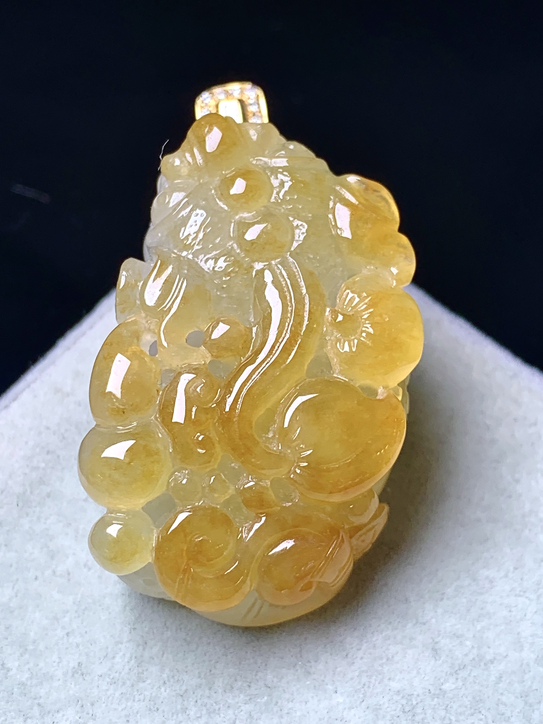 18k金钻镶嵌黄翡貔貅吊坠 玉质细腻 色泽艳丽清新 水润亮眼 整体尺寸42*22.5*15 b1