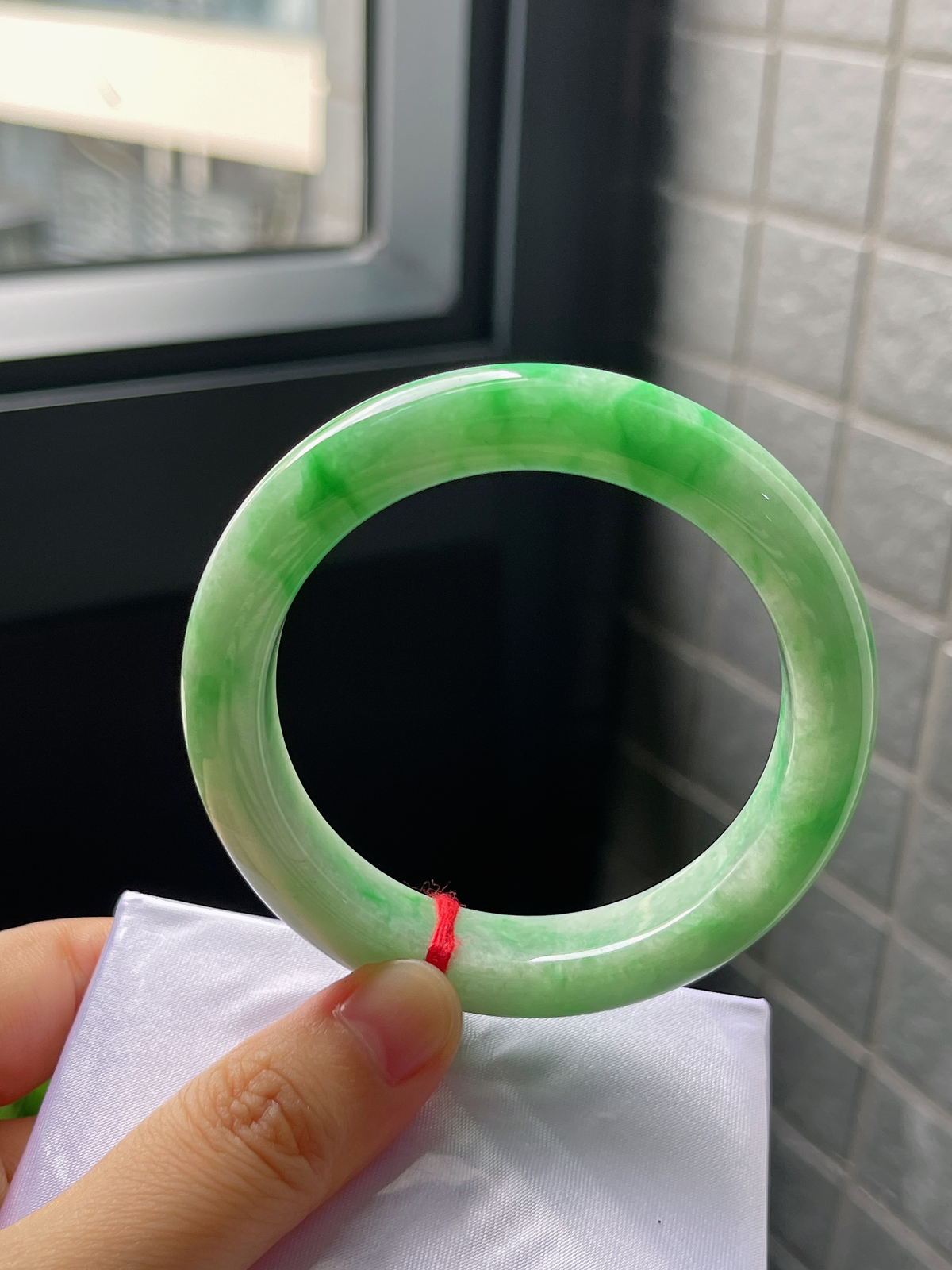 圈口54，糯化种飘花飘绿翡翠正圈手镯
