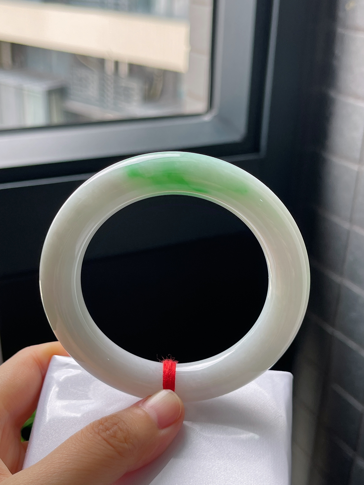 圈口56.2，糯化种飘花阳绿翡翠圆条手镯