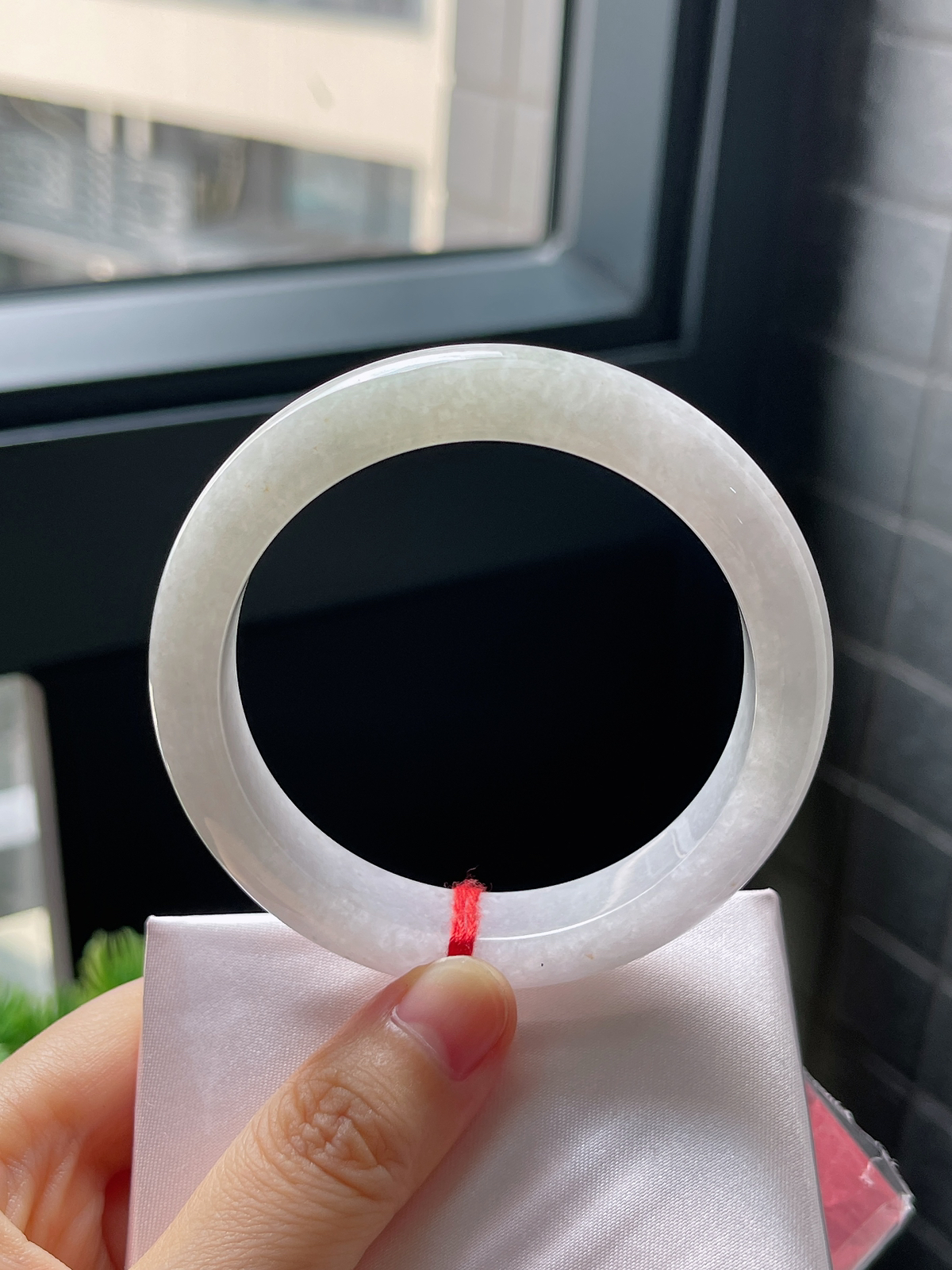 圈口56，糯化种淡绿色翡翠正圈手镯