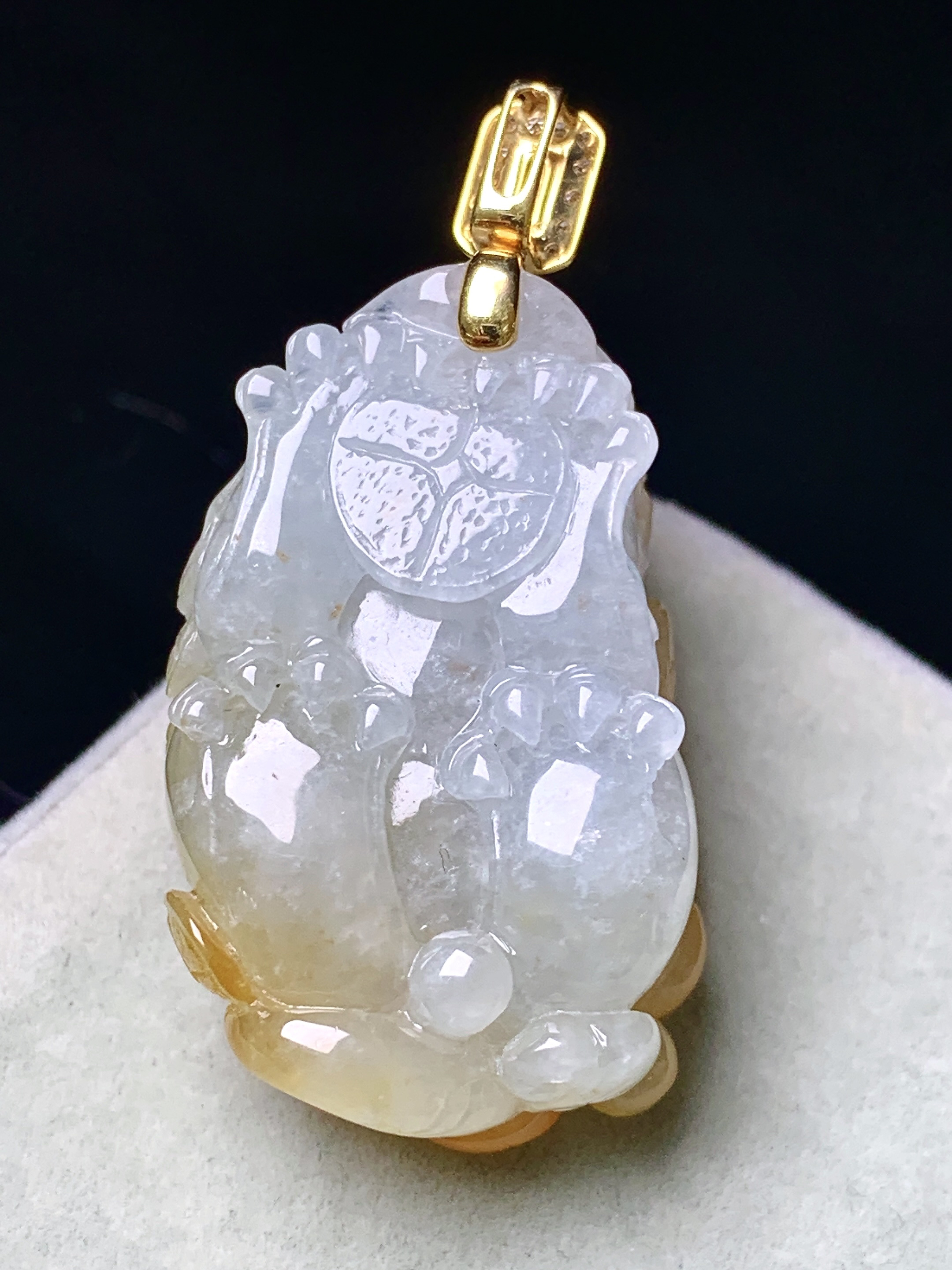 18k金钻镶嵌黄翡貔貅吊坠 玉质细腻 色泽艳丽清新 水润亮眼 整体尺寸42*22.5*15 b1