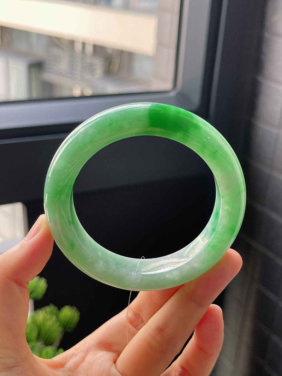 正圈54.2圈口，翡翠糯化种飘绿手镯