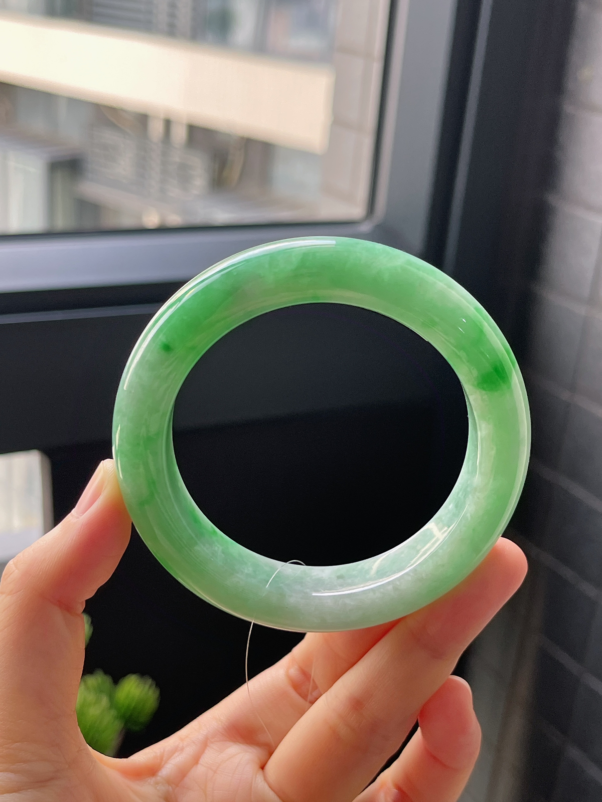 正圈54.2圈口，翡翠糯化种飘绿手镯