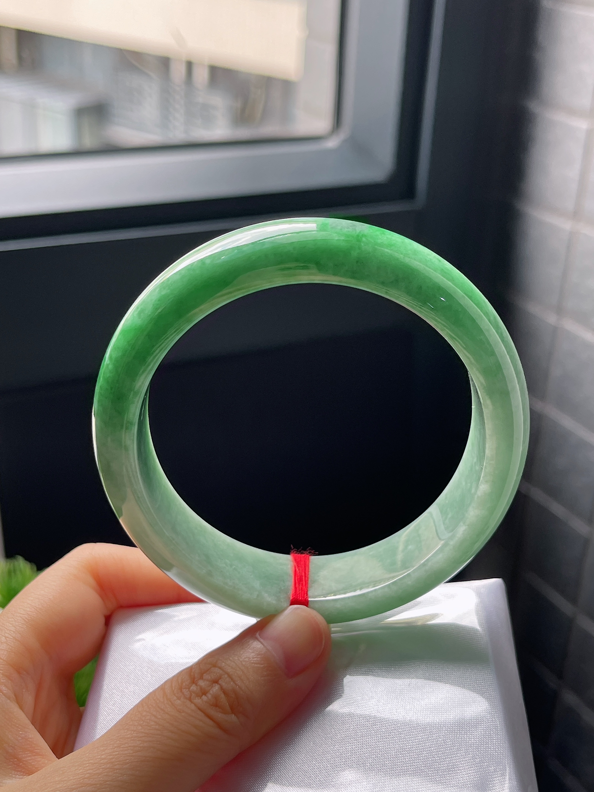 圈口60.5，糯化种飘绿翡翠宽版手镯