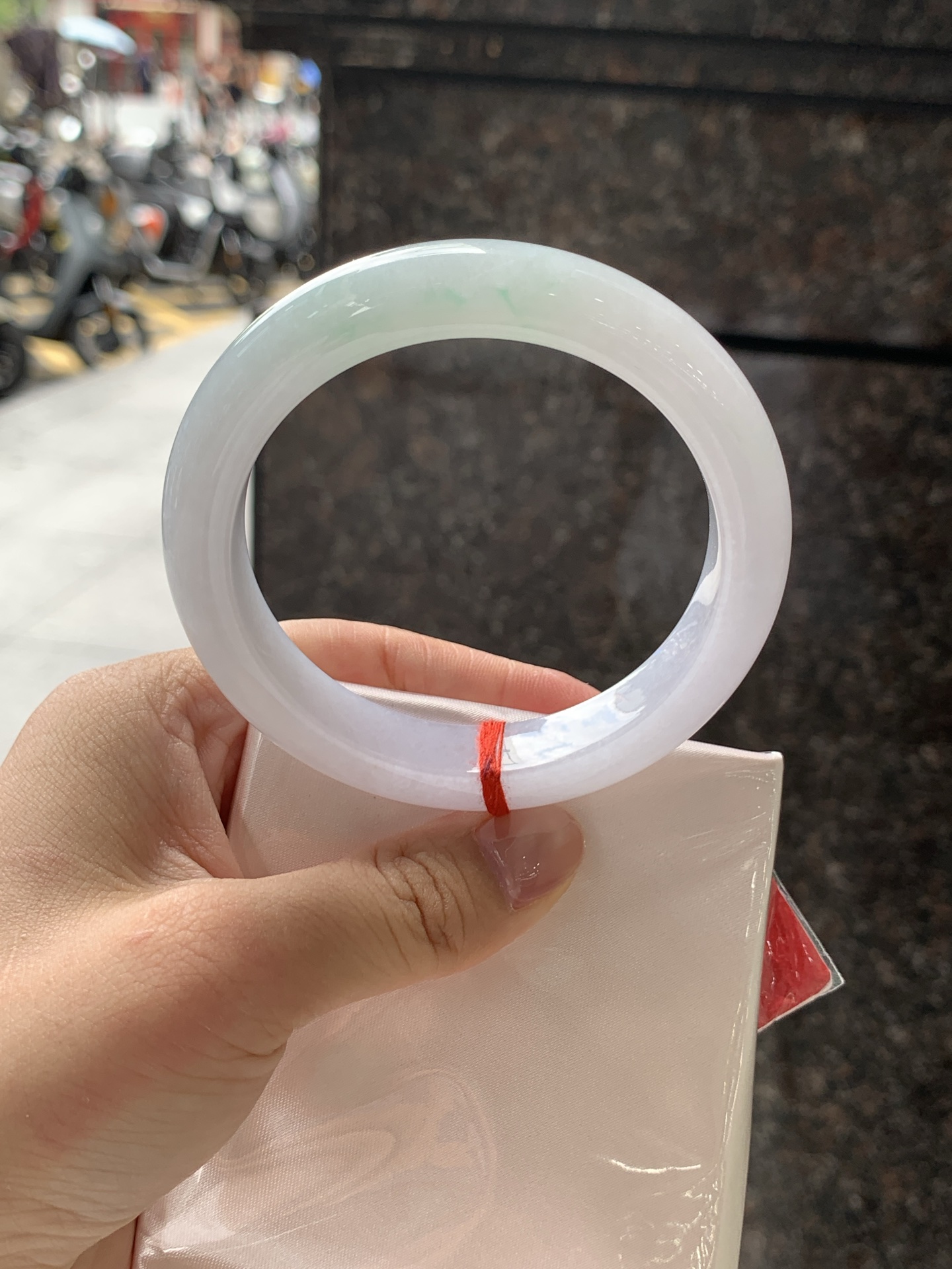 淡春彩正圈 59-12-9.4 0722-FF-4041 无裂，底妆水润细腻，淡淡粉底与一抹阳绿花搭配，宛如春天的繁华。在岁月的长河流转中绽放着独特的魅力，气质温婉而迷人。