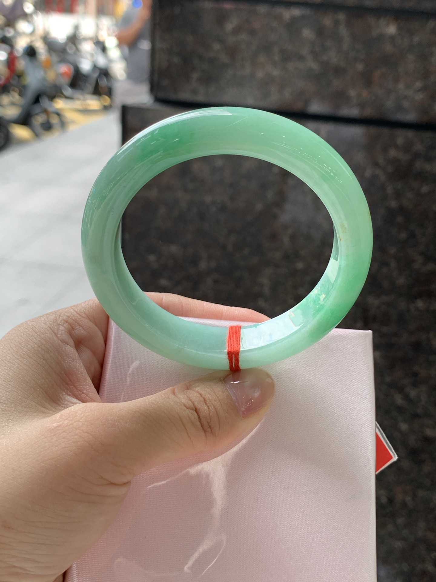 果绿正圈 56.5-12.3-9.1 0722-FF-3739 打灯细棉纹，底妆水润细腻，通透的苹果绿底色像是被春雨洗过的嫩叶在，阳光下还会透出甜甜的蜜糖光泽，夏日清新感拉满