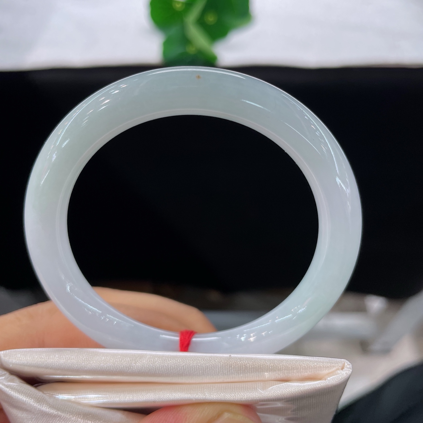 圈口53.6/8.4/7.9，细糯圆条，正圈55/56可戴，仿若薄雾绕林，玉质澄澈温润，浅青匀漫，质地细腻。无裂