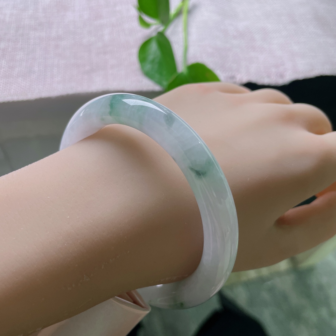 58.8/10.3，圆条，美玉凝烟紫，柔光绕腕柔，不浓不烈，尽是东方含蓄温婉，一点皮纹，ss56424a
