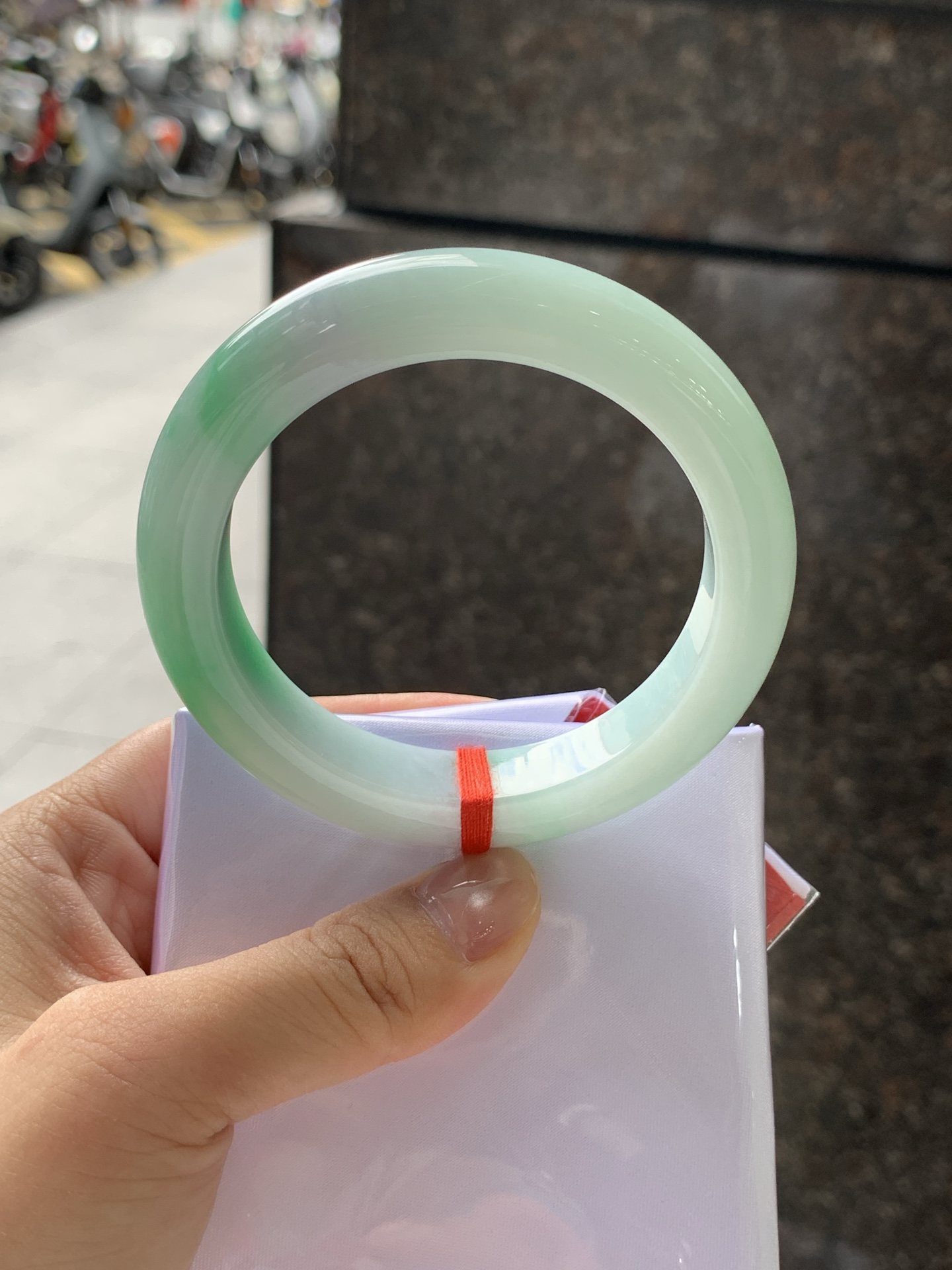 飘阳绿正圈 56-11.6-9.6 0722-FF-4256 无裂，飘阳绿花，鲜艳得像新冒头的嫩芽，灵动清新，即柔和又充满生机。