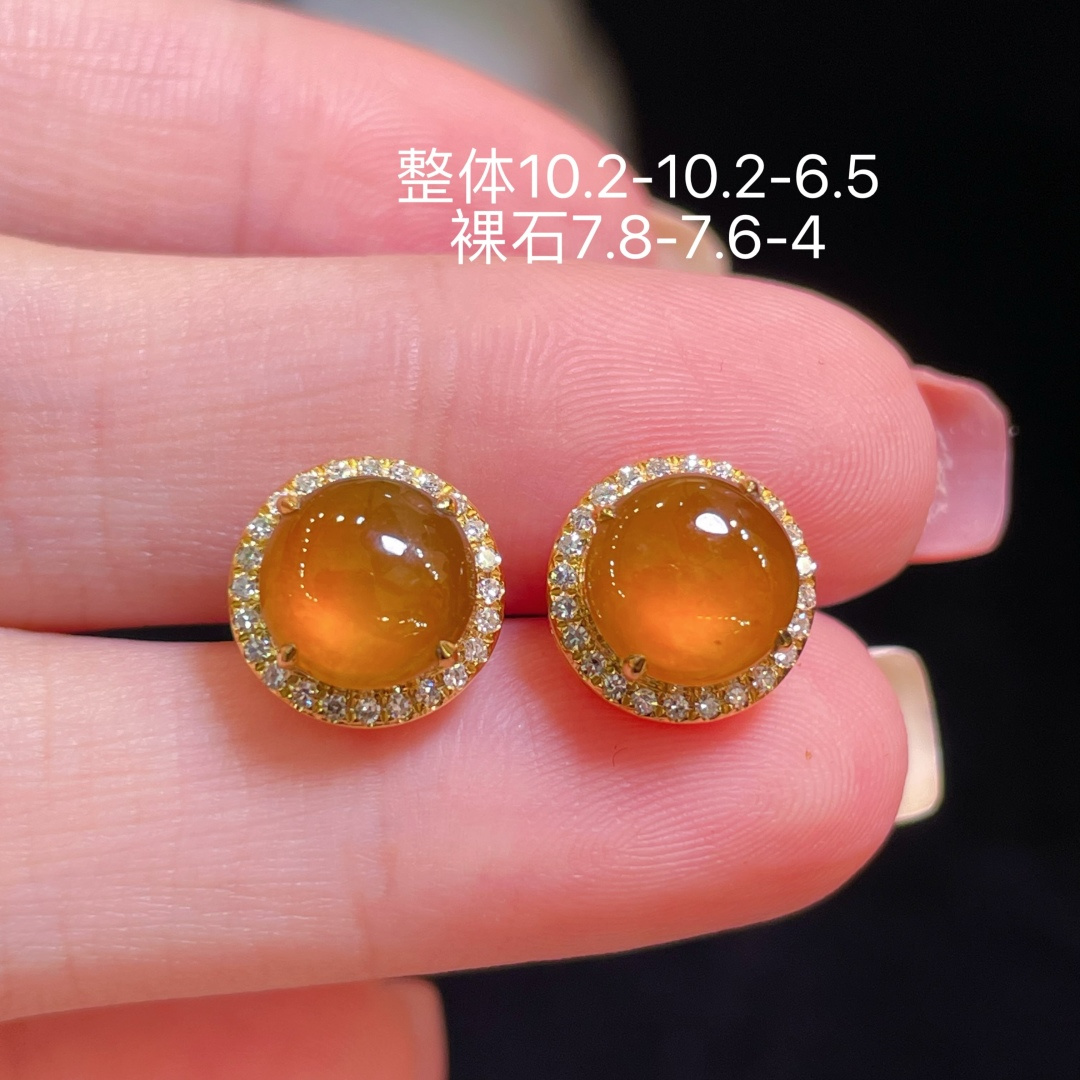 ️ 翡翠A货 蛋面耳环 耳钉 黄翡满色，料子冰润细腻，种老起光，18k金镶真钻，上身佩戴效果很好