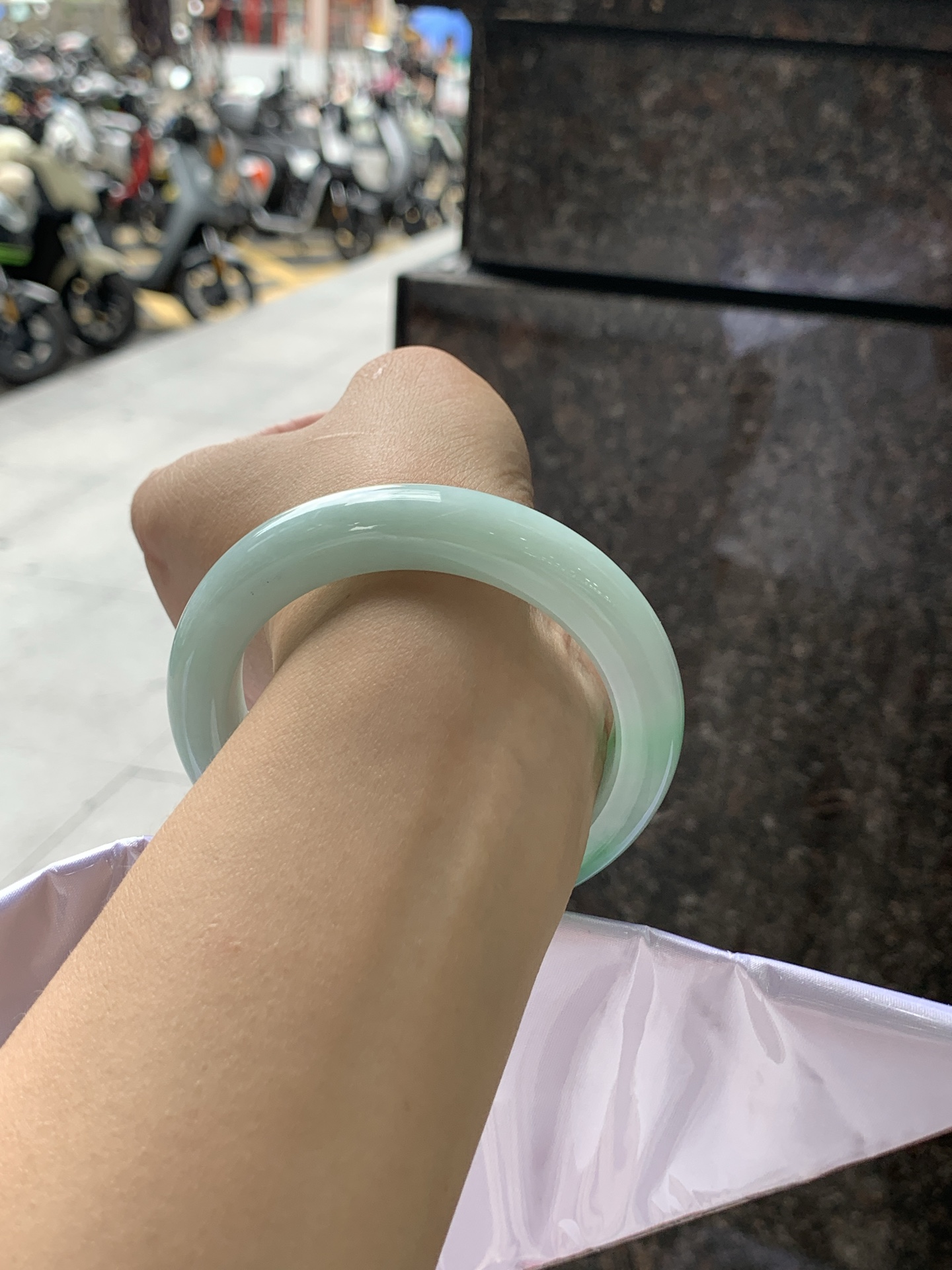 飘阳绿正圈 56-11.6-9.6 0722-FF-4256 无裂，飘阳绿花，鲜艳得像新冒头的嫩芽，灵动清新，即柔和又充满生机。