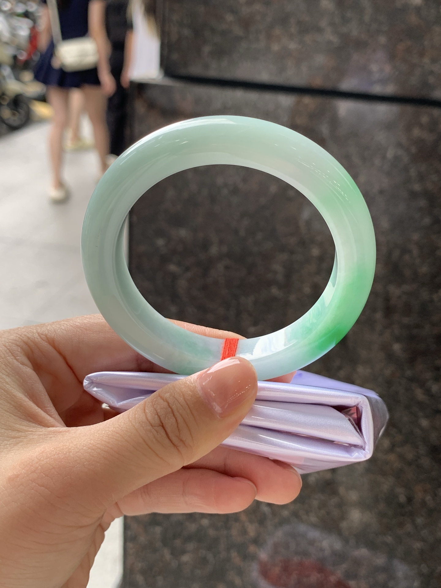 飘阳绿正圈 56-11.6-9.6 0722-FF-4256 无裂，飘阳绿花，鲜艳得像新冒头的嫩芽，灵动清新，即柔和又充满生机。