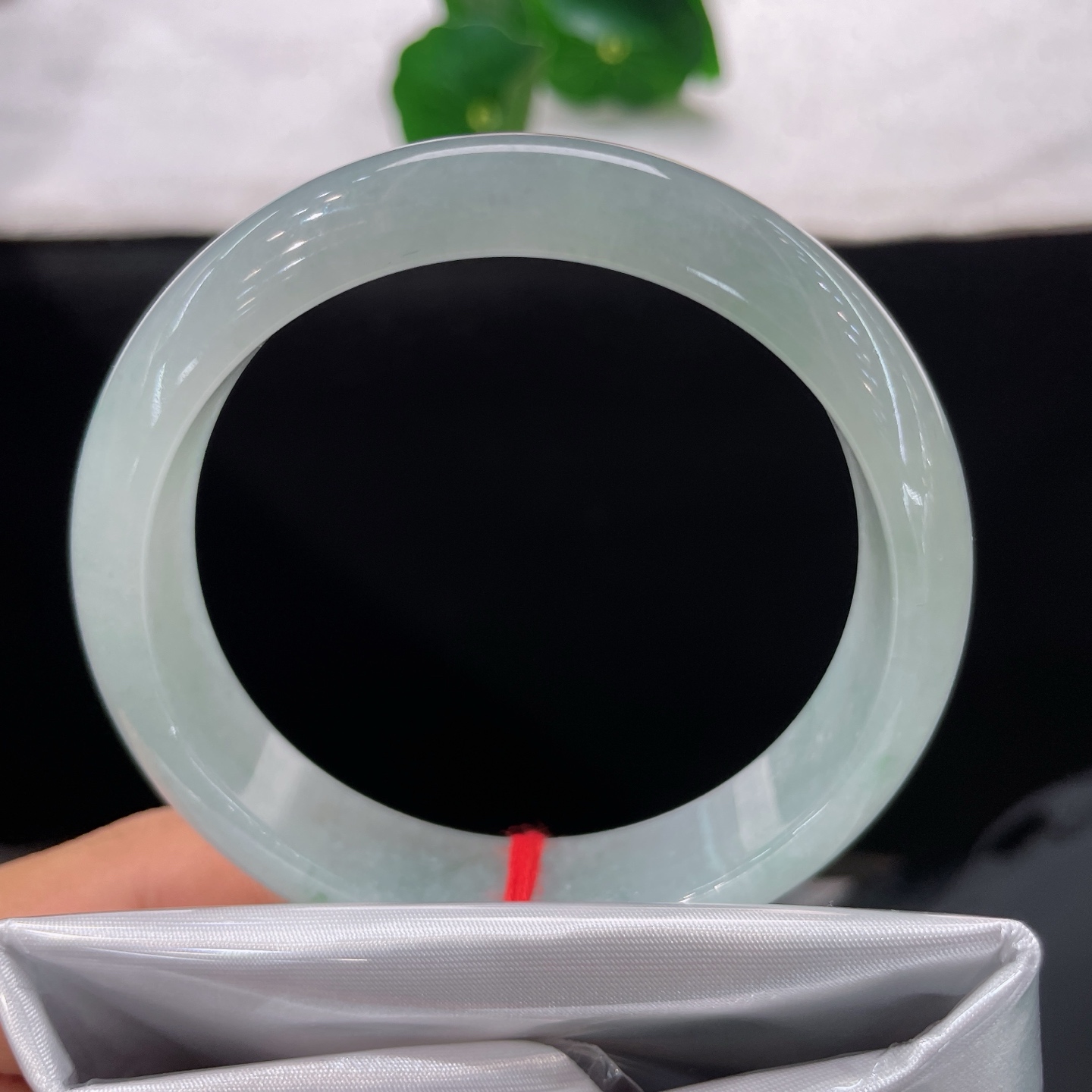 圈口58.3/13.3/7.4，冰飘花正圈，58/57可戴，清透冰底裹着细碎浅绿飘花，水光柔和漫过镯身，无裂