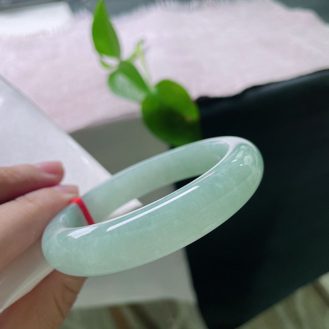 57.7/12.8/8.8，绿底正圈，自带氛围感的绿底翡翠镯，底色柔和不艳俗，低调藏不住的灵气，无裂，ss56346a