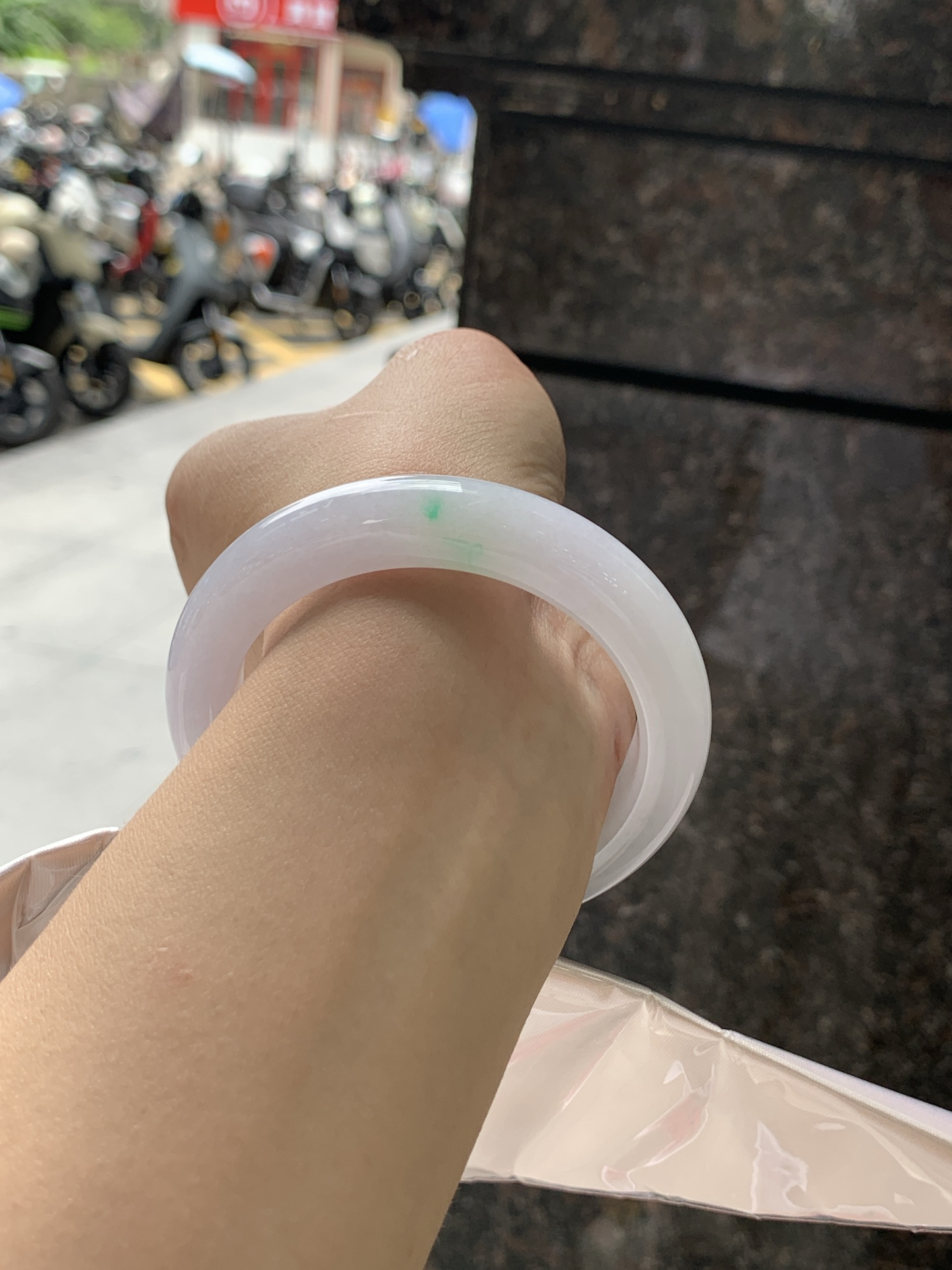 淡春彩正圈 54.2-11.5-9.5 0722-FF-3928 无裂，底妆水润细腻，淡淡粉底与一抹阳绿花搭配，宛如春天的繁华。在岁月的长河流转中绽放着独特的魅力，气质温婉而迷人。