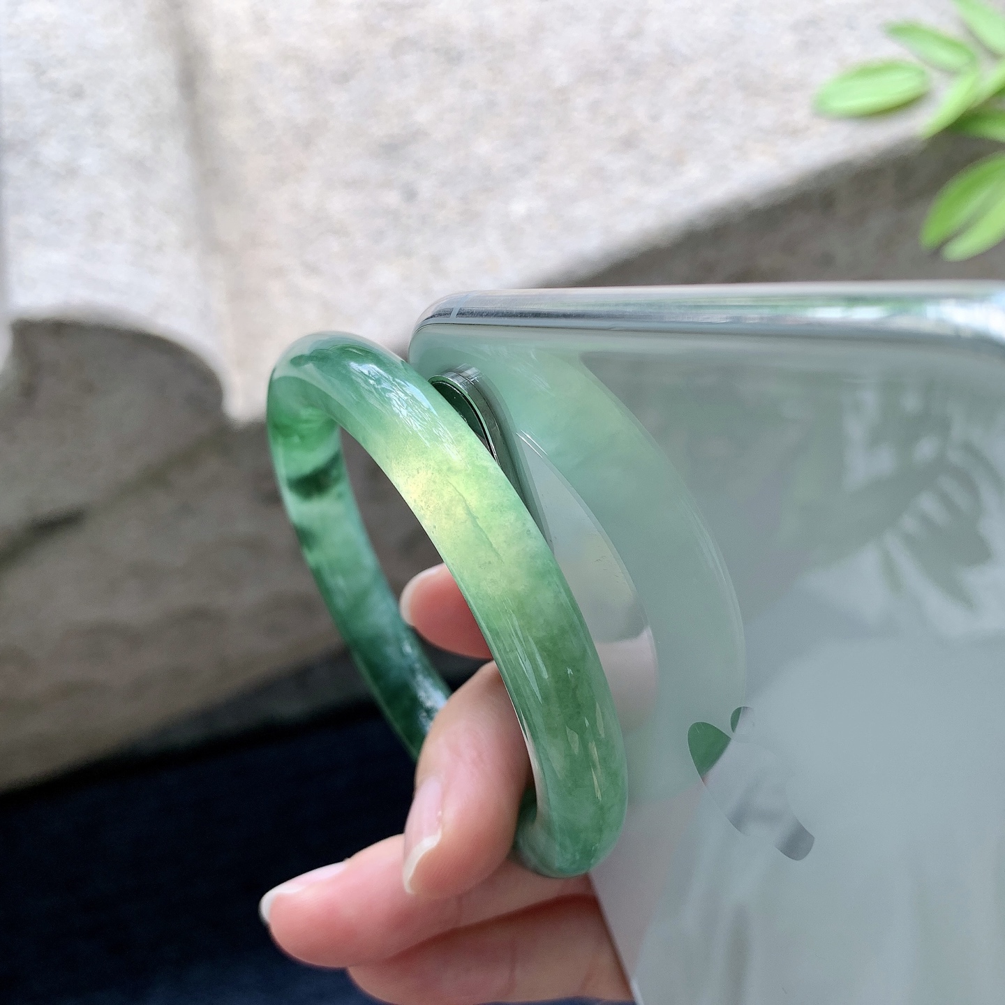 圆条50 51【圈口】51.5/9/8.7【编码】B2072312【描述】冰糯飘辣绿，水润，种老，细腻，打灯有纹线