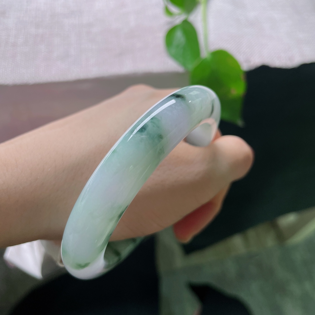 58.6/12.8/10.3，飘花正圈，一点皮纹，蓝绿飘花浓淡相间，错落分布在镯身，花色灵动飘逸，浑然天成。ss56430a