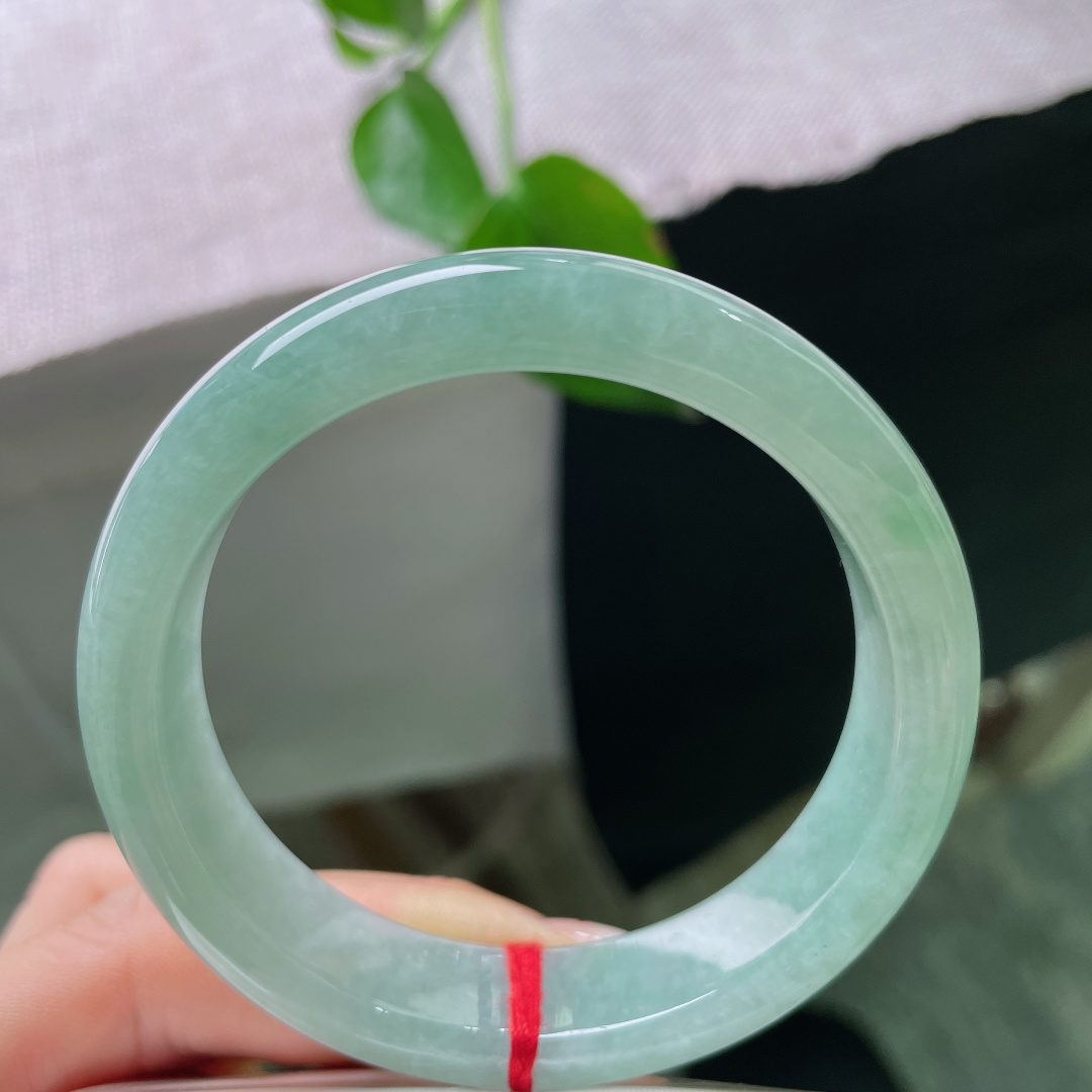 54/13.5/8.4，绿底正圈，无裂，玉质细腻温润，越戴越油润通透，质感柔和雅致，长久佩戴依旧清爽舒适。ss ss56340a