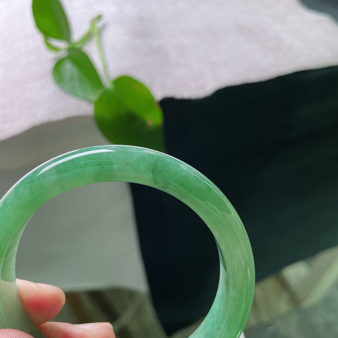 56.2/12.6/8.1，绿底正圈，一点皮纹，色系端庄沉稳，年轻佩戴温婉，长辈佩戴大气，实用性很高。ss56359a